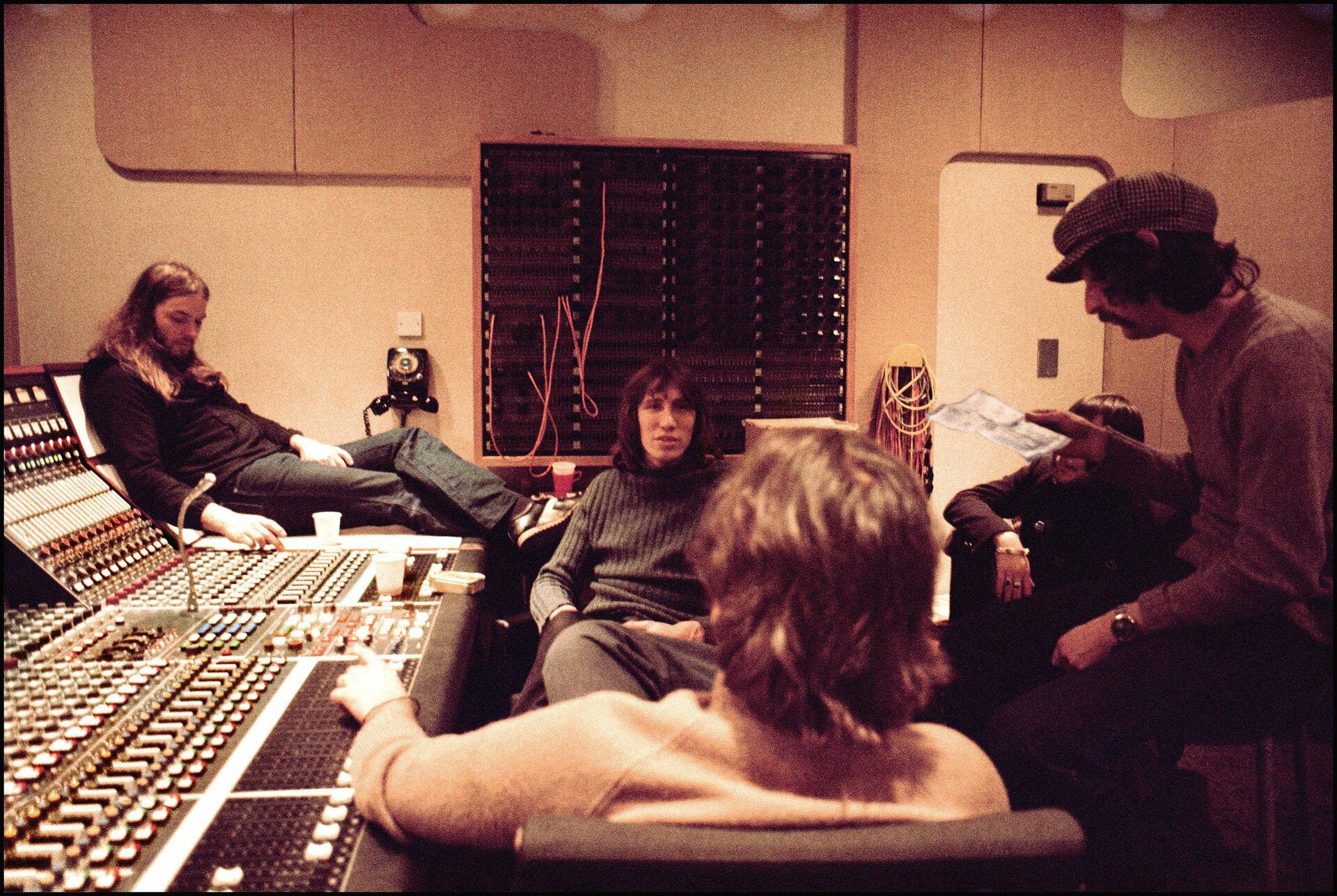 Pese al éxito de The Dark Side of the Moon, Pink Floyd comenzaba a mostrar sus primeras grietas durante la grabación de este disco.