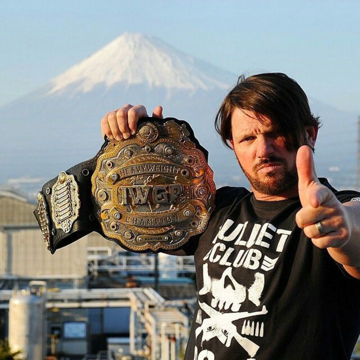 Styles no solo fue destacado en los Estados Unidos, pues en Japón logró ganarse al público gracias a sus contiendas ante luminarias como Kenny Omega y Kazuchika Okada.