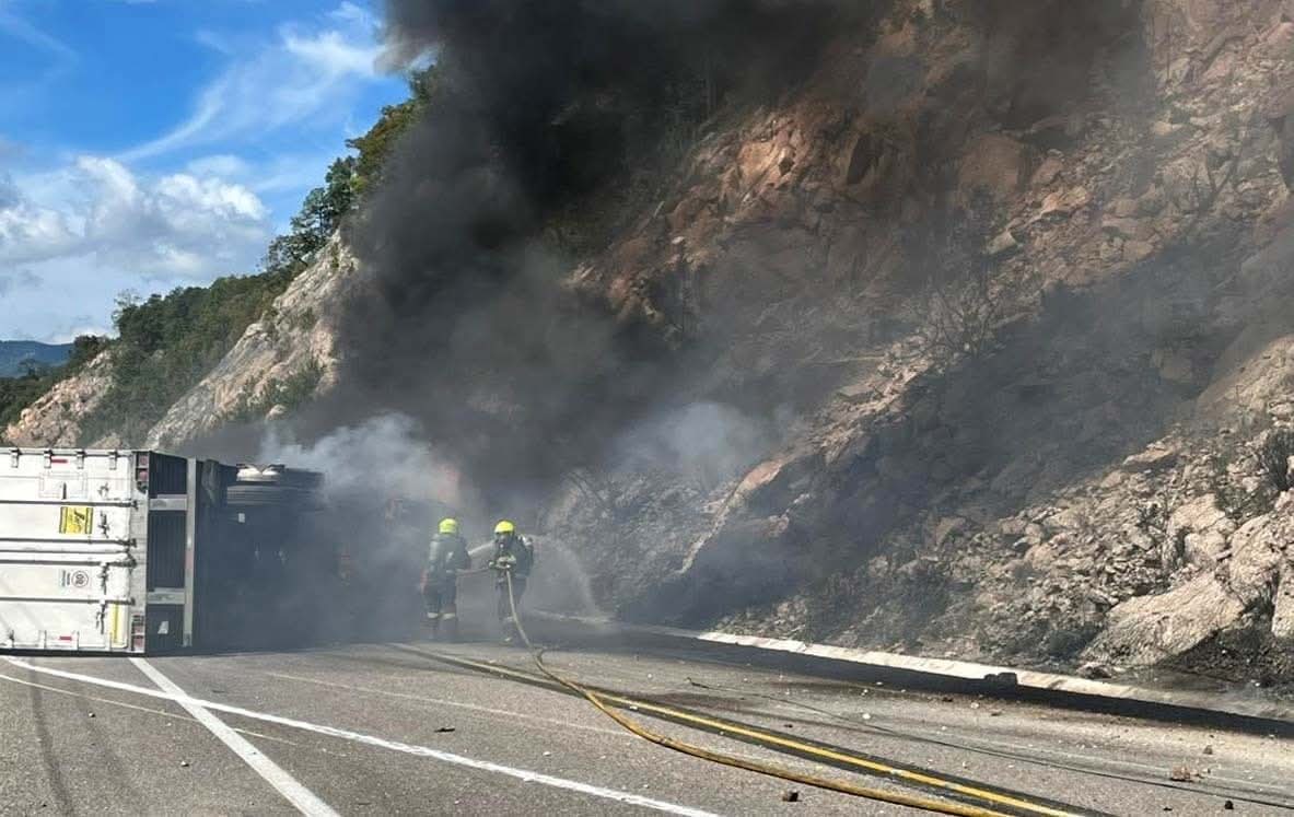 Tráfico detenido en autopista Durango–Mazatlán por incidente vial