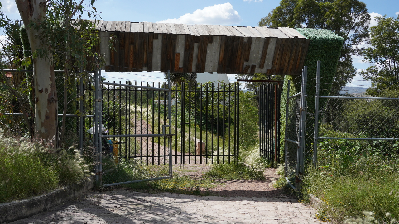 Acceso. La entrada permanece abierta sin control ni seguridad, lo que facilita el ingreso nocturno y el uso indebido del espacio.