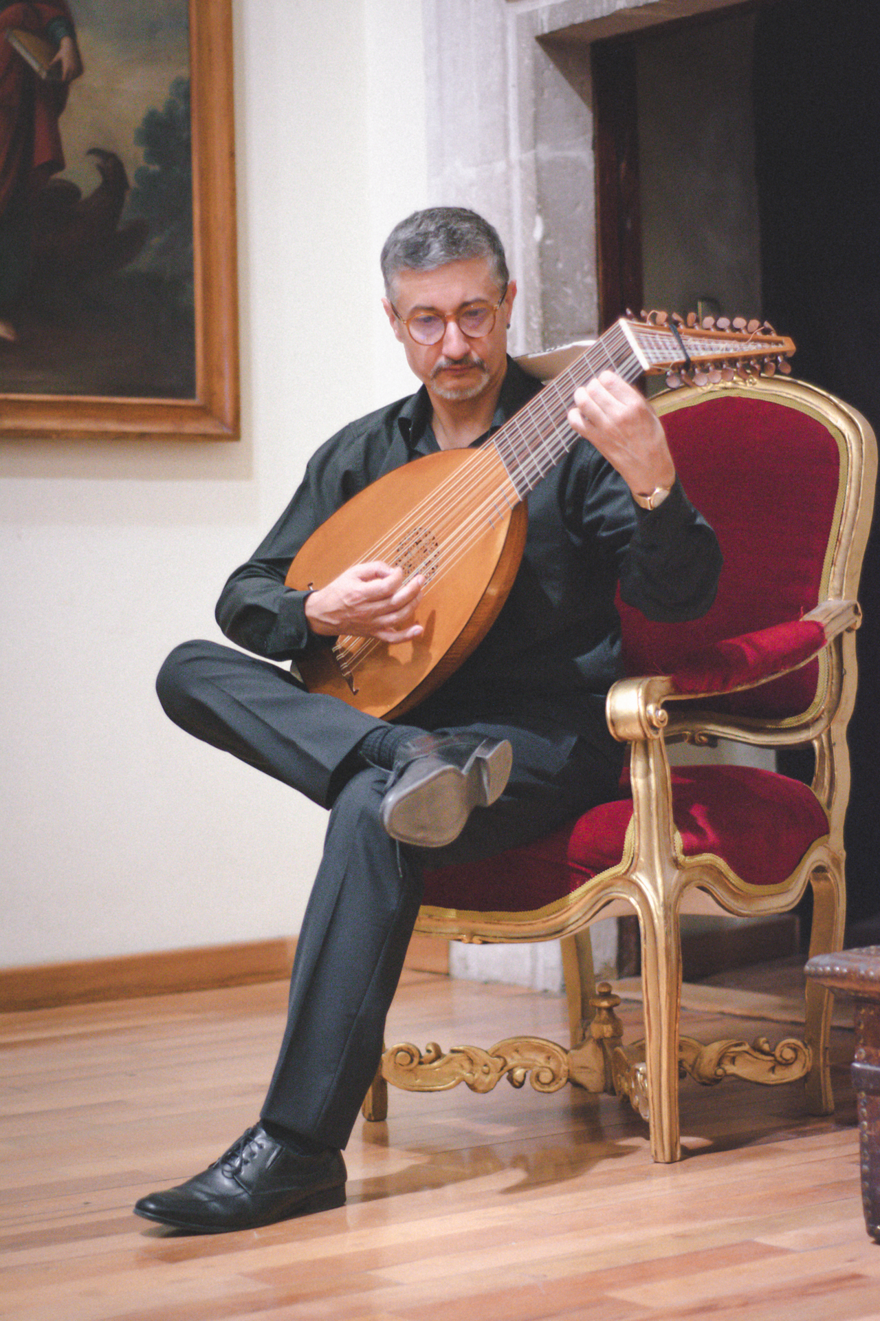El laúd, antecesor de la guitarra, será el protagonista de este concierto, un instrumento de sonoridad íntima que exige una técnica delicada y precisa.