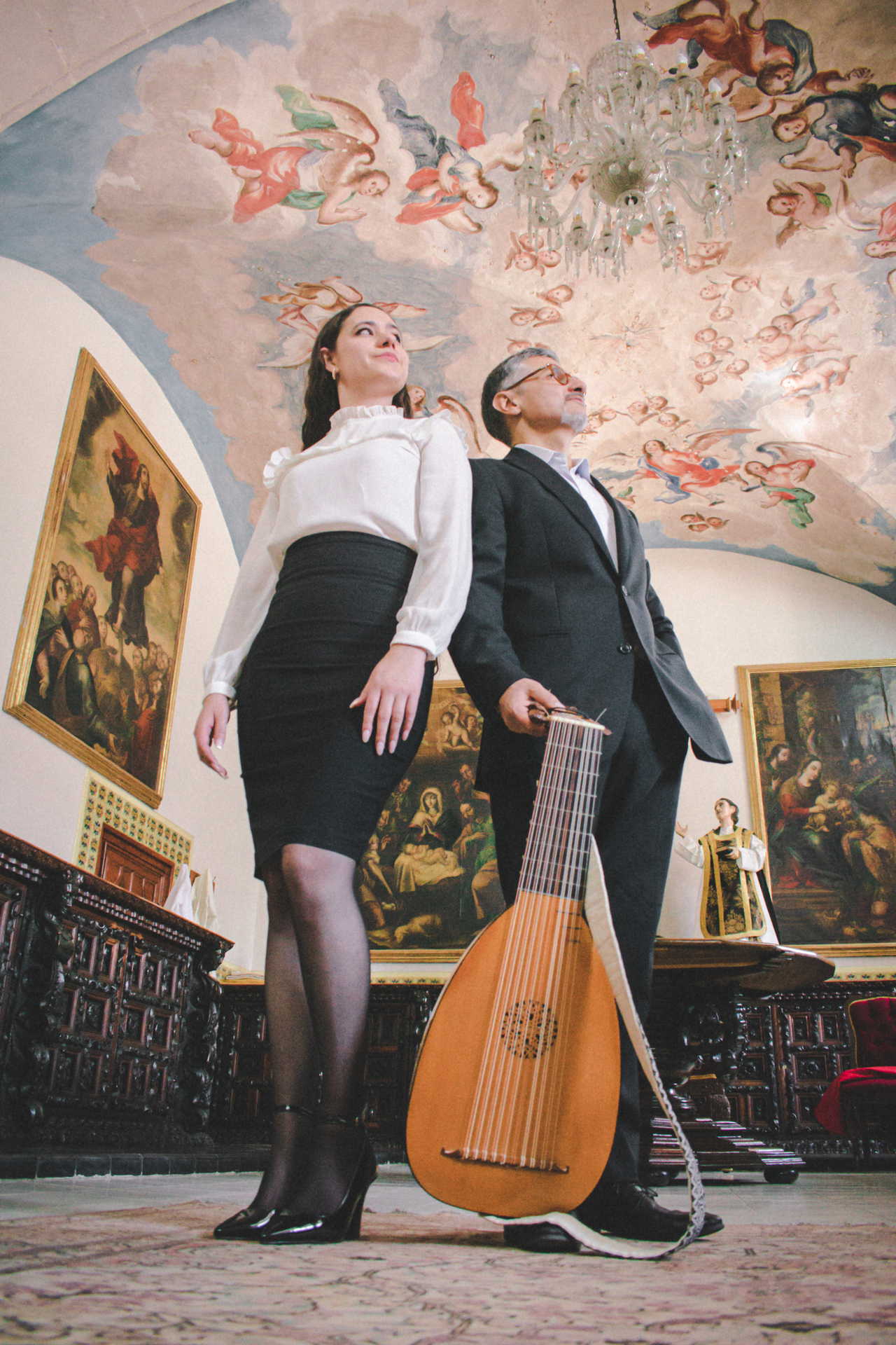 'Susurros Antiguos' es más que un recital, una experiencia sonora y emocional que invita a redescubrir la melancolía como forma de belleza.