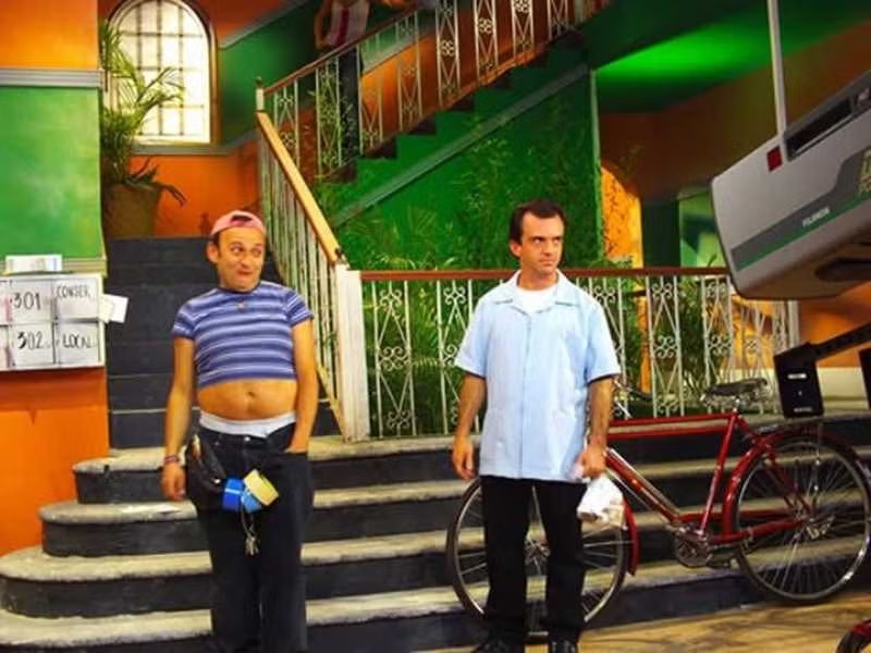 Aunque como personaje secundario, Carlos Arau era un actor habitué en la serie Vecinos.