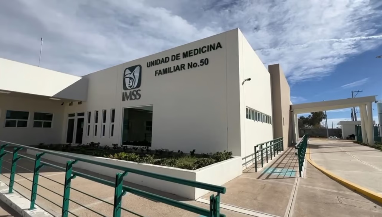 Atención. Un hombre fue localizado golpeado en la vía pública y lo llevaron para atención médica a la clínica 50 del IMSS.