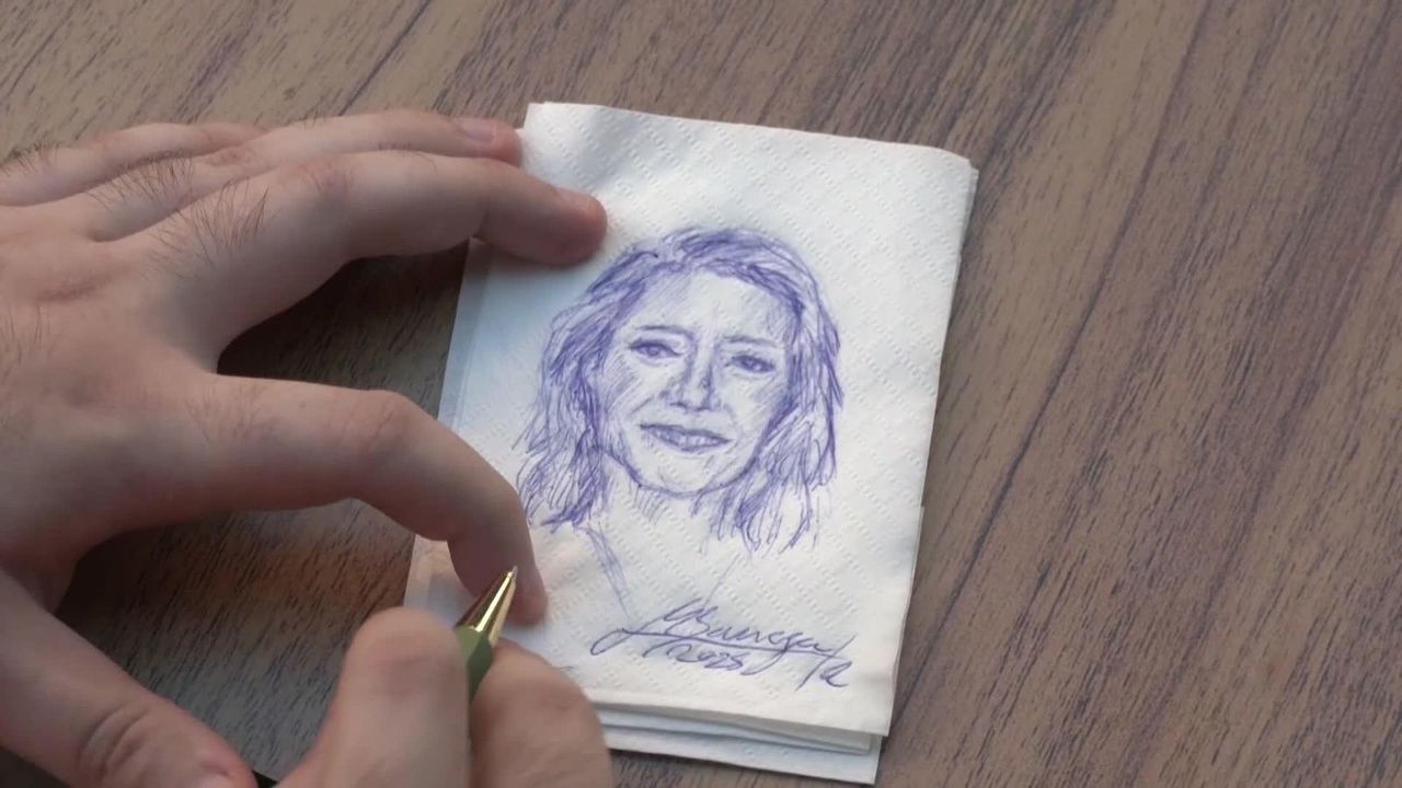 Creación. El artista explicó que todo empezó 'con unos amigos tomando una cerveza', un día que pintó La Giralda y subió el dibujo a sus redes sociales.