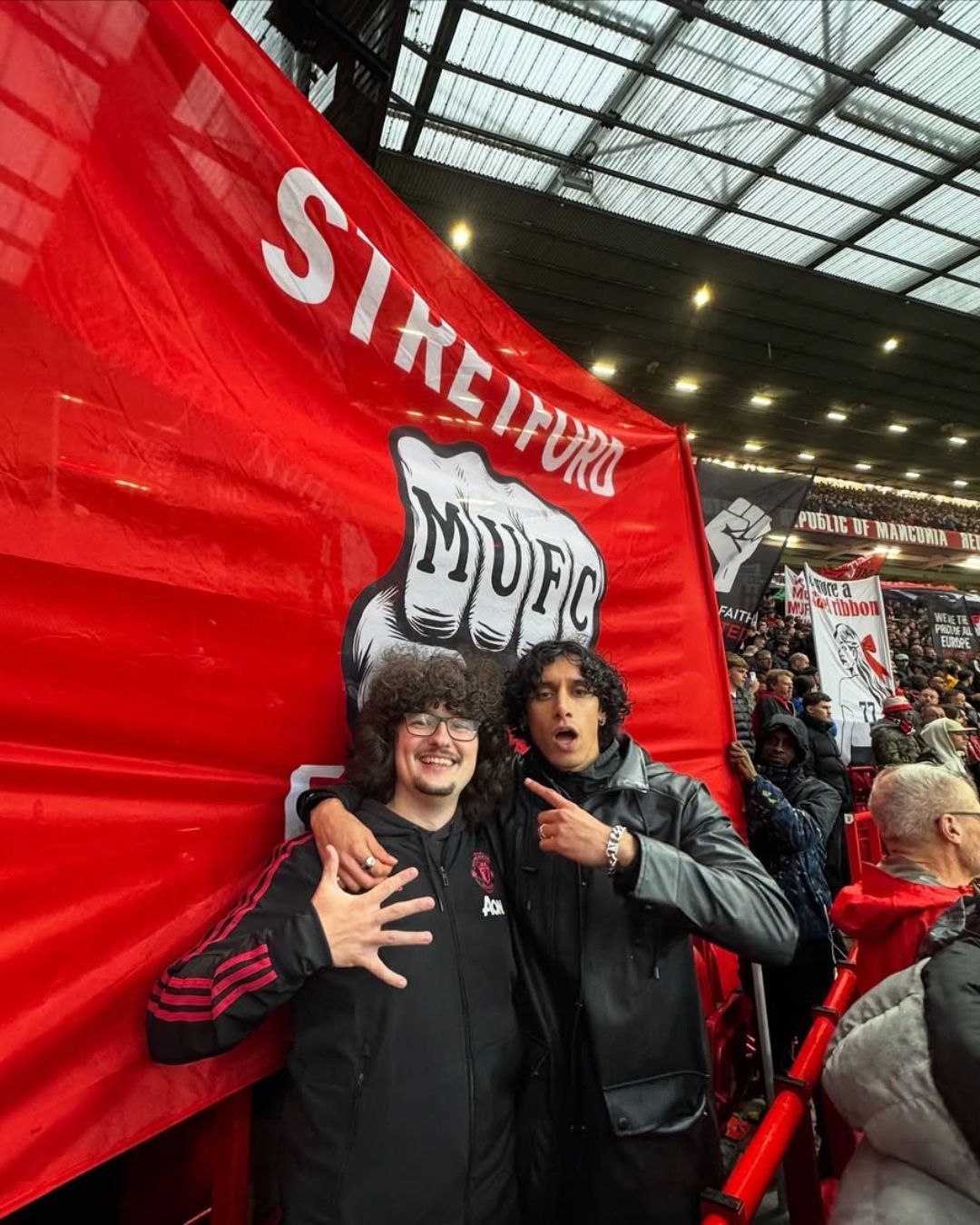 Frank es un acérrimo fanático del Manchester United y más que por burla, el ha destacado que ha hecho esto como una protesta cómica por la actualidad de su club.