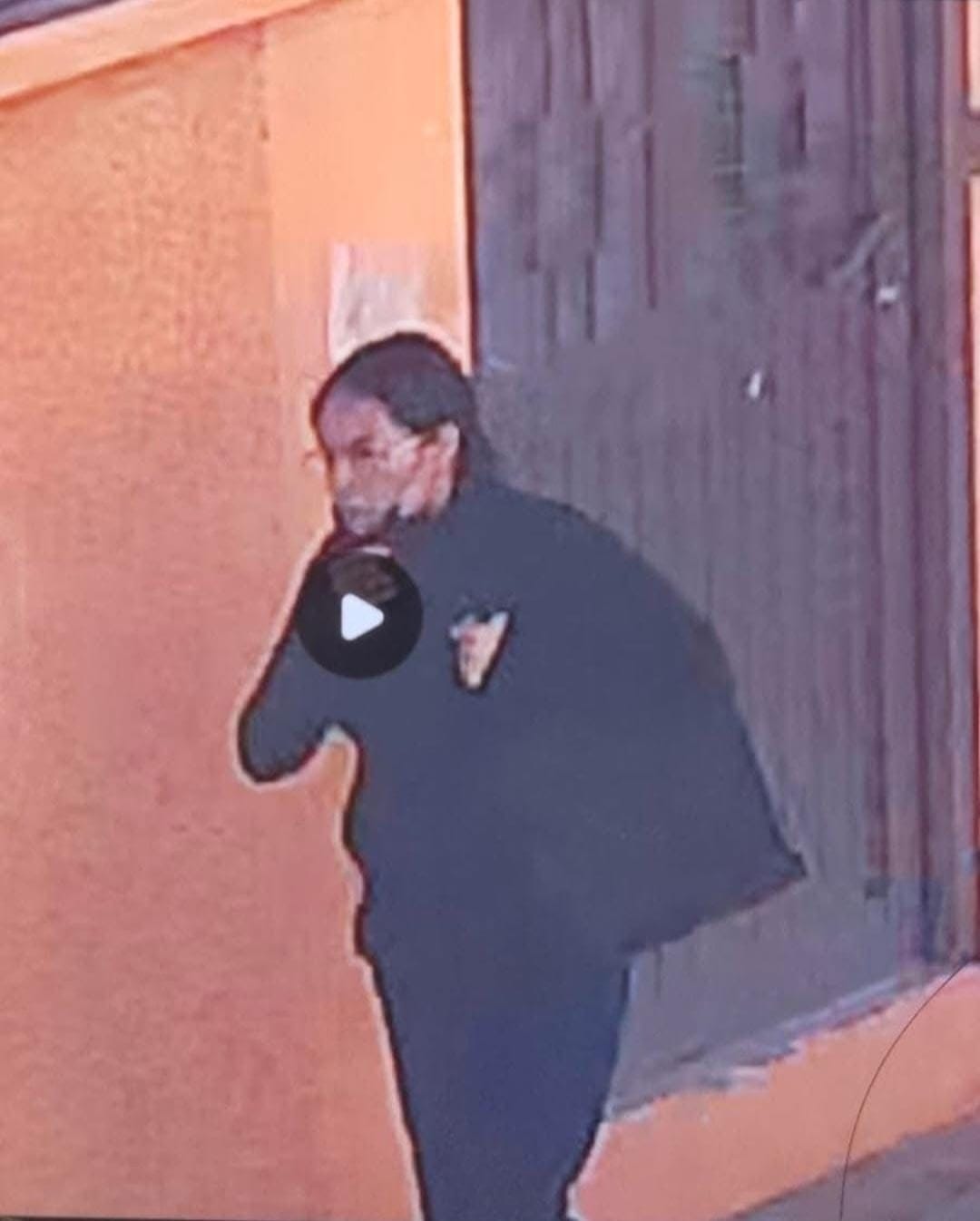 Fotografía que circuló en redes sociales, presuntamente de Karla Daniela, huyendo del Materno. 