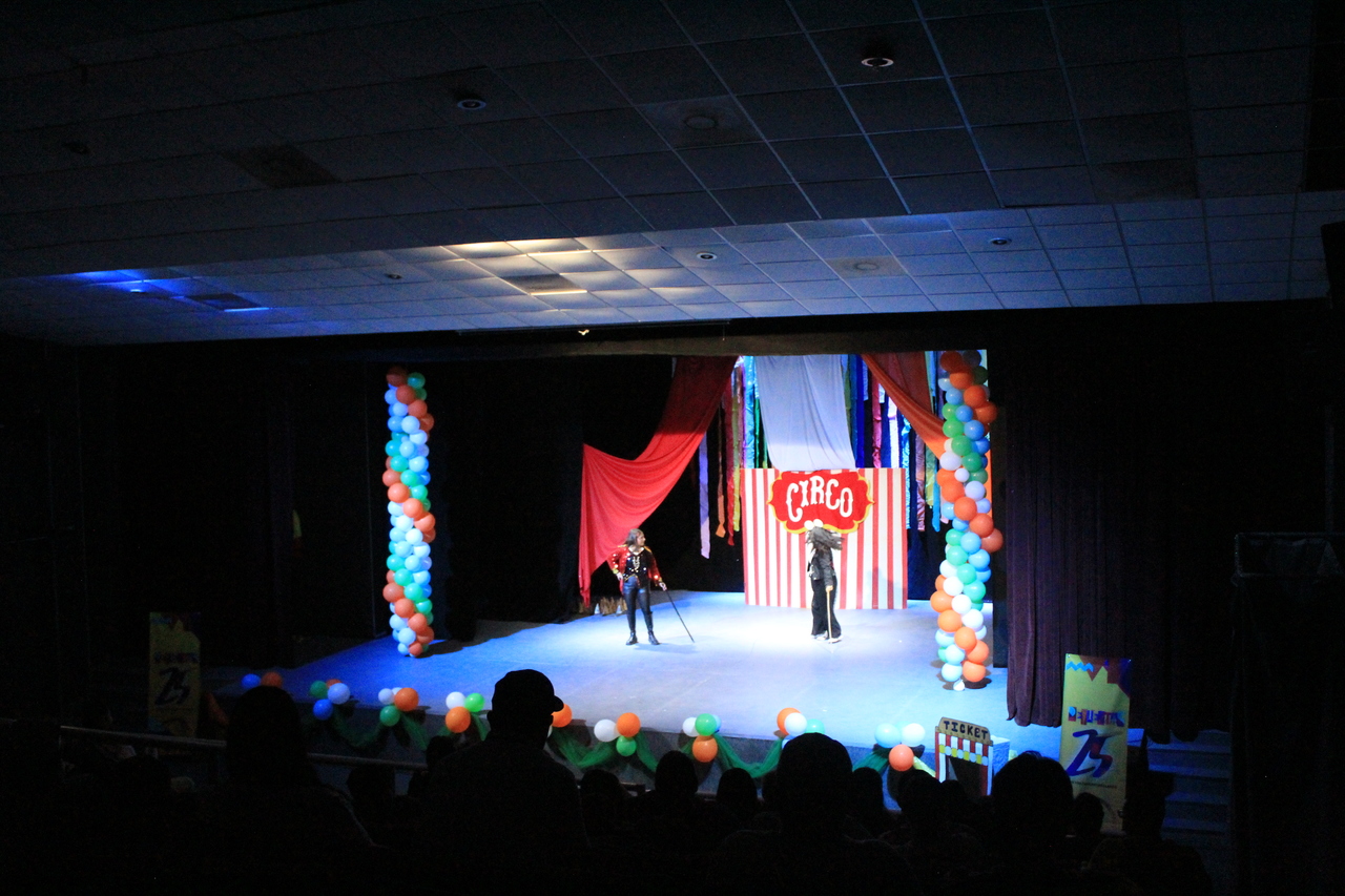 Teatro. La puesta en escena combinó color, humor, música y una valiosa enseñanza sobre el poder de las emociones.