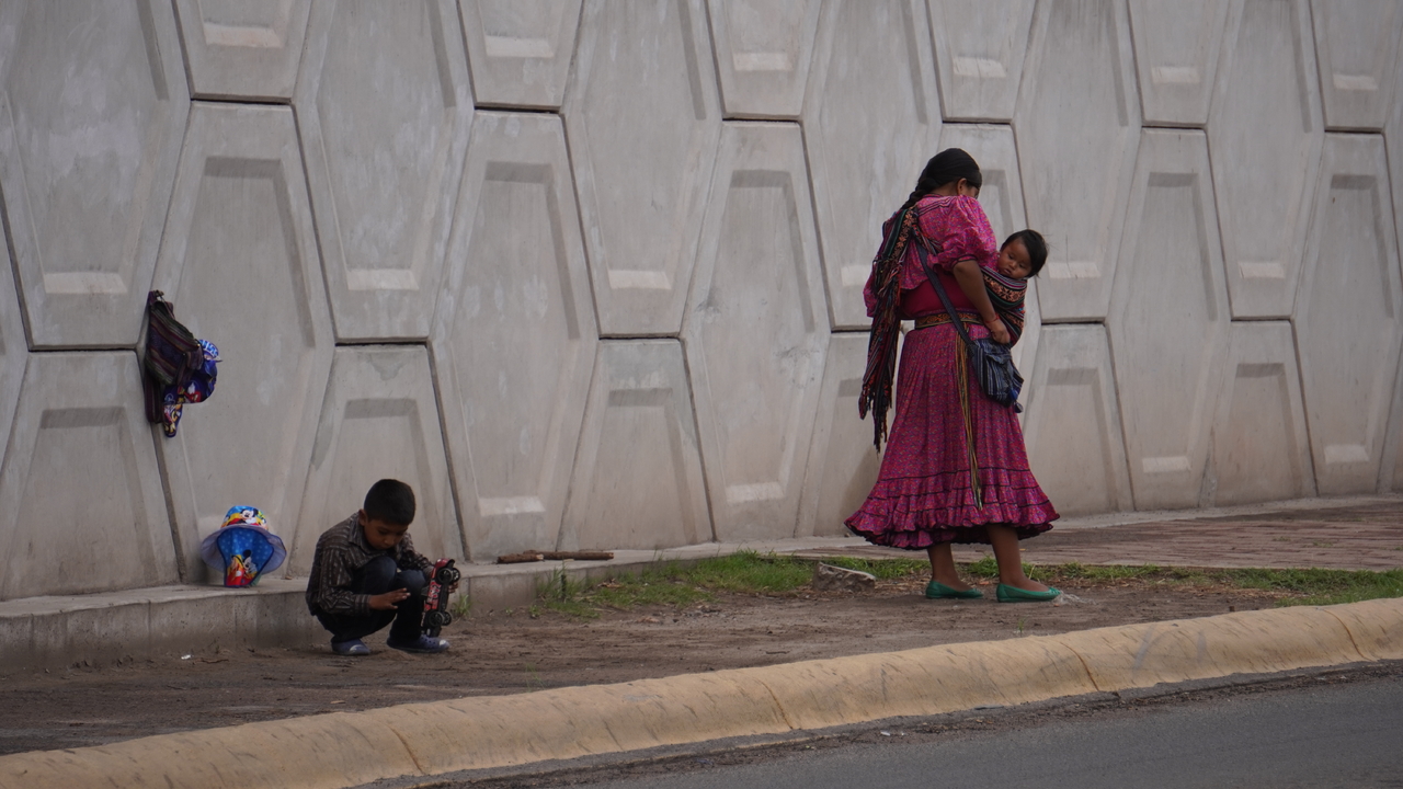 Socioeconómico. Aunque el municipio ofrece albergues, muchas personas en situación de calle rechazan el apoyo por desconfianza.
