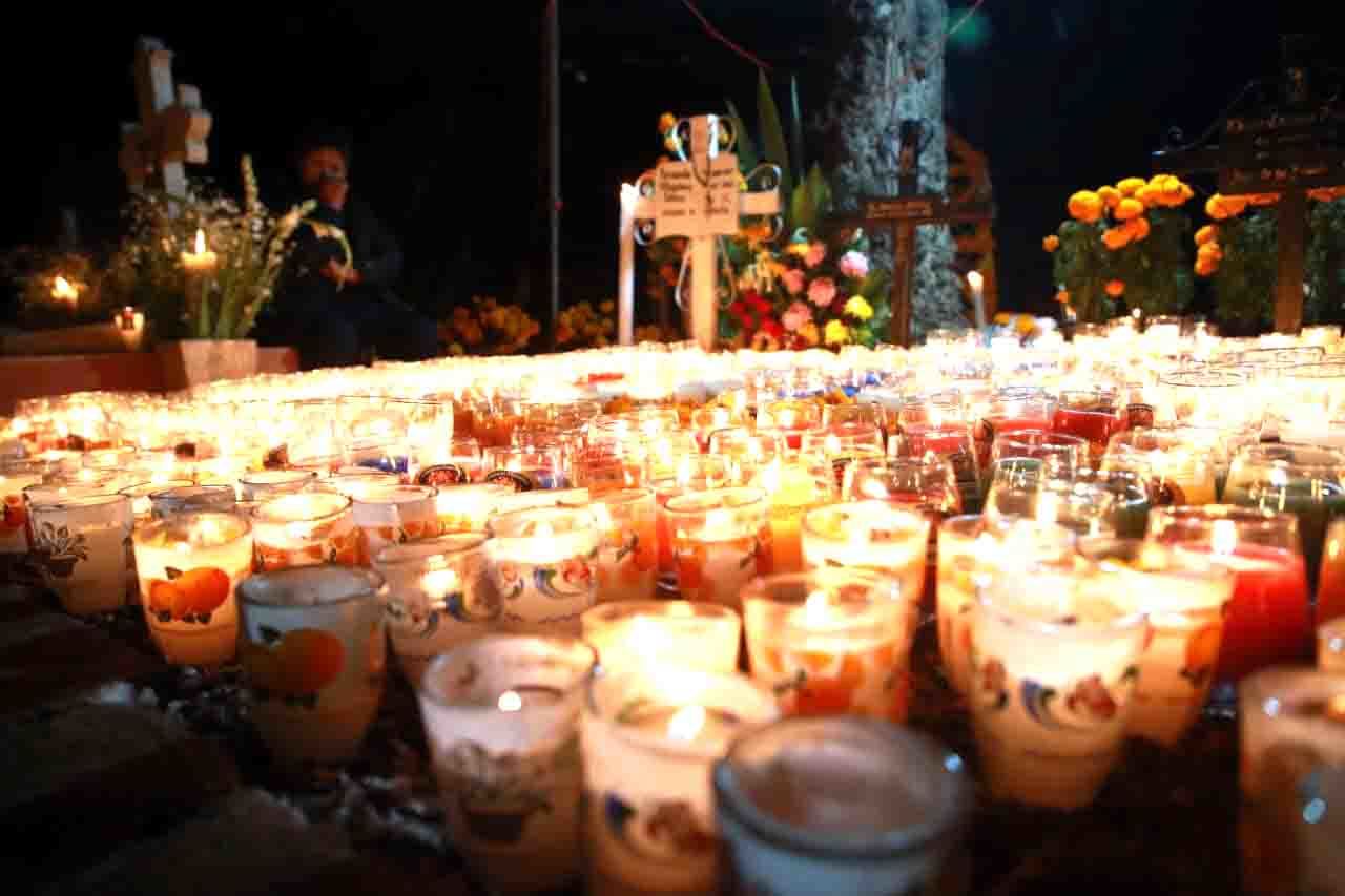 El panteón de Tzintzuntzan se convierte en un mar de luz y silencio compartido, donde la devoción se expresa en cada detalle.