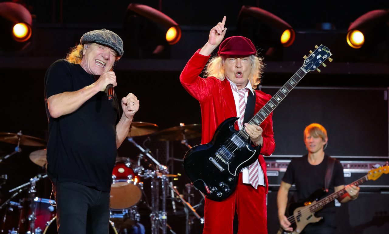 Siendo una de las pioneras del Hard Rock en español, AC/DC se ha cimentado en la historia por temas ya reconocidos como Back In Black o Shoot To Thrill