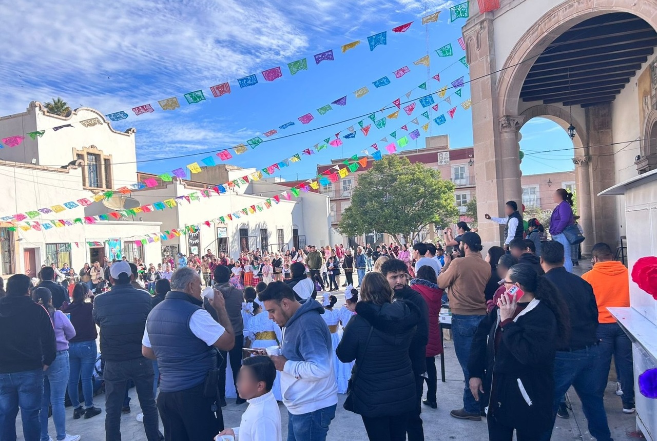 Festivales. En las escuelas de Educación Básica se llevó a cabo la tradicional kermés, con bailables y venta de antojitos.