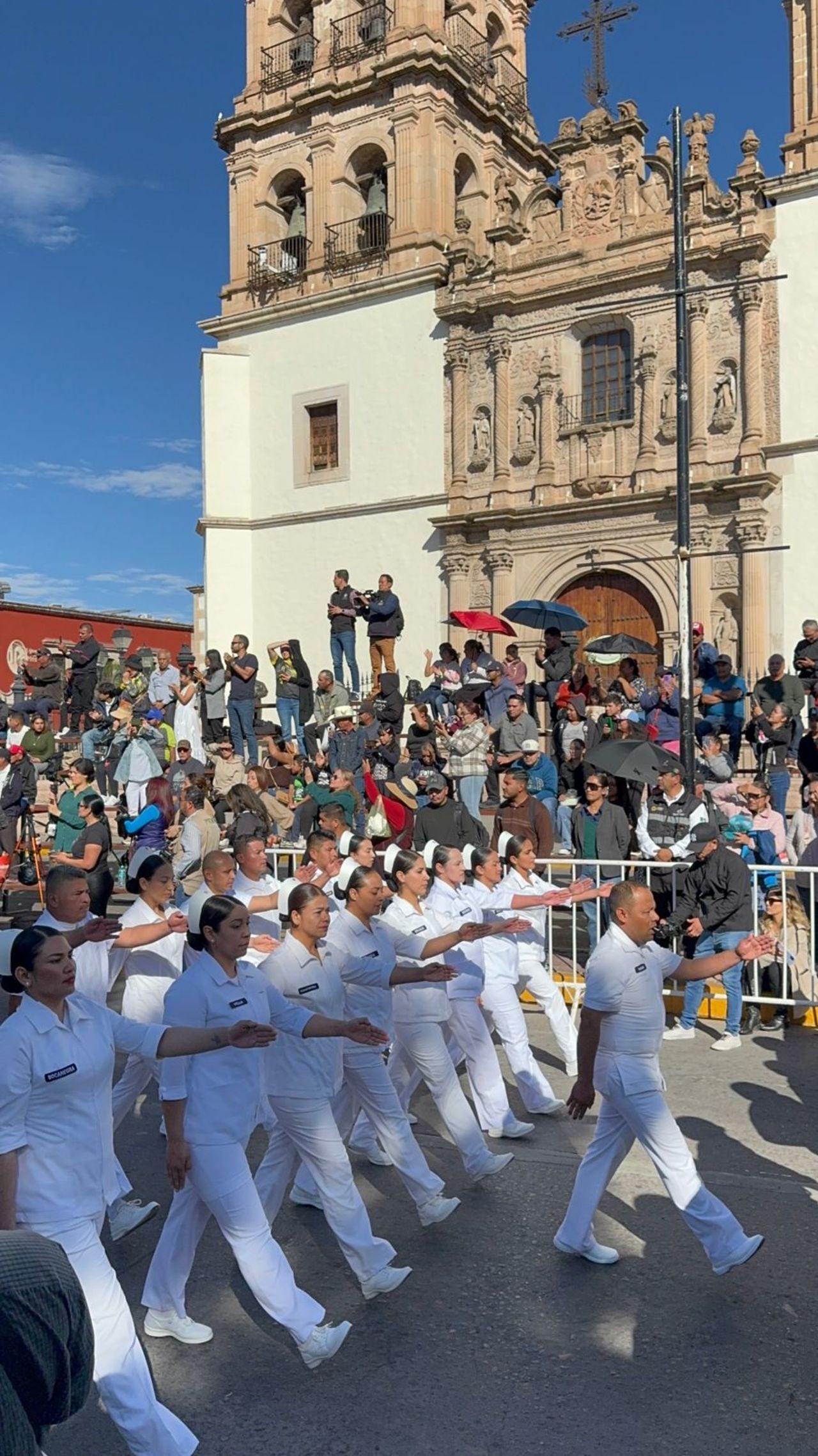 Desfile. Se llevó a cabo el desfile cívico-militar, por la avenida 20 de Noviembre.