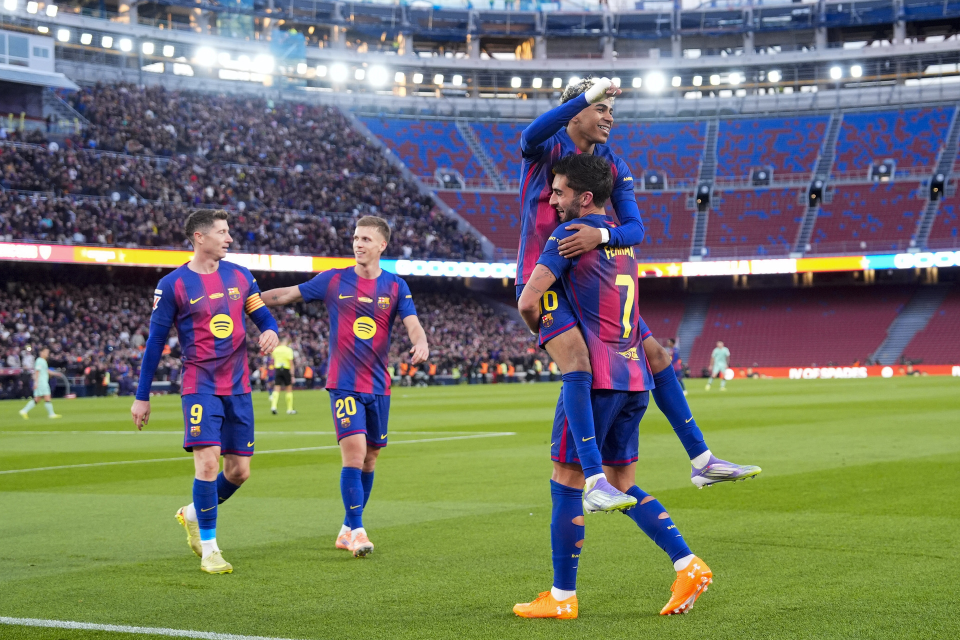 Ante su afición, y de regreso a casa, el Barça dio un golpe de autoridad al colocarse como momentáneo líder de la competencia.