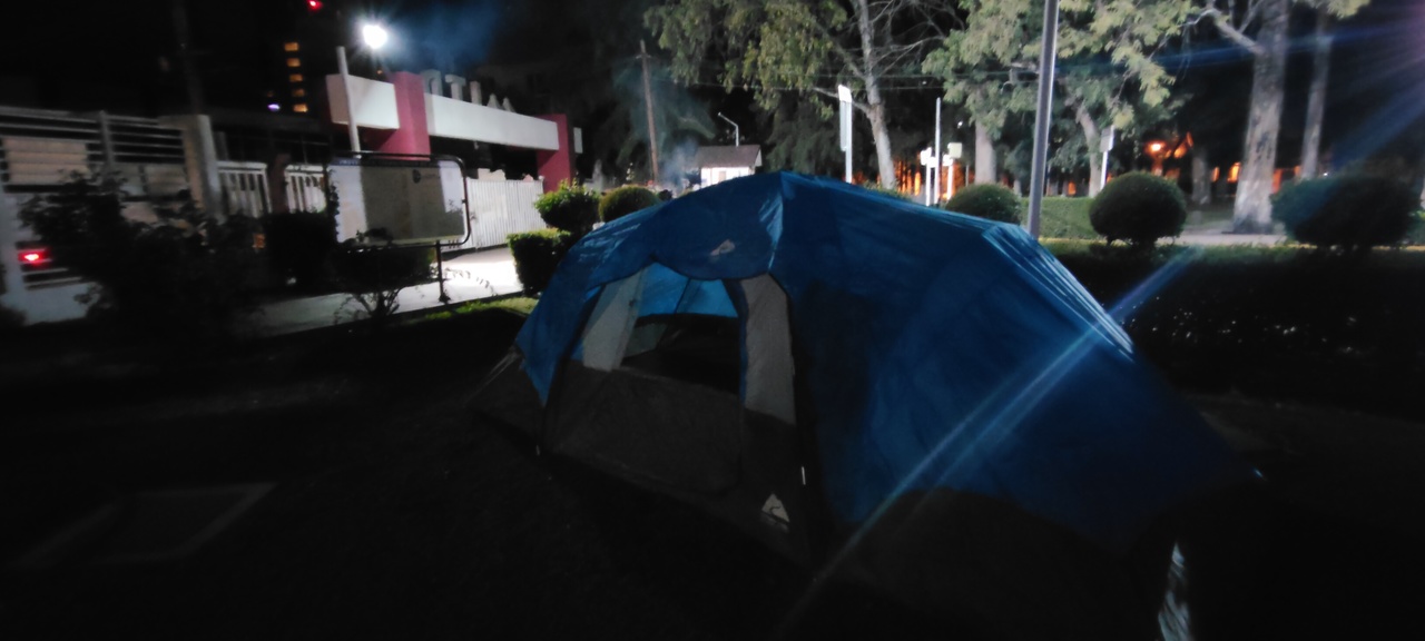 En todos los campamentos instalan tiendas de campaña, unas más grandes que otras, para poder pasar la noche.