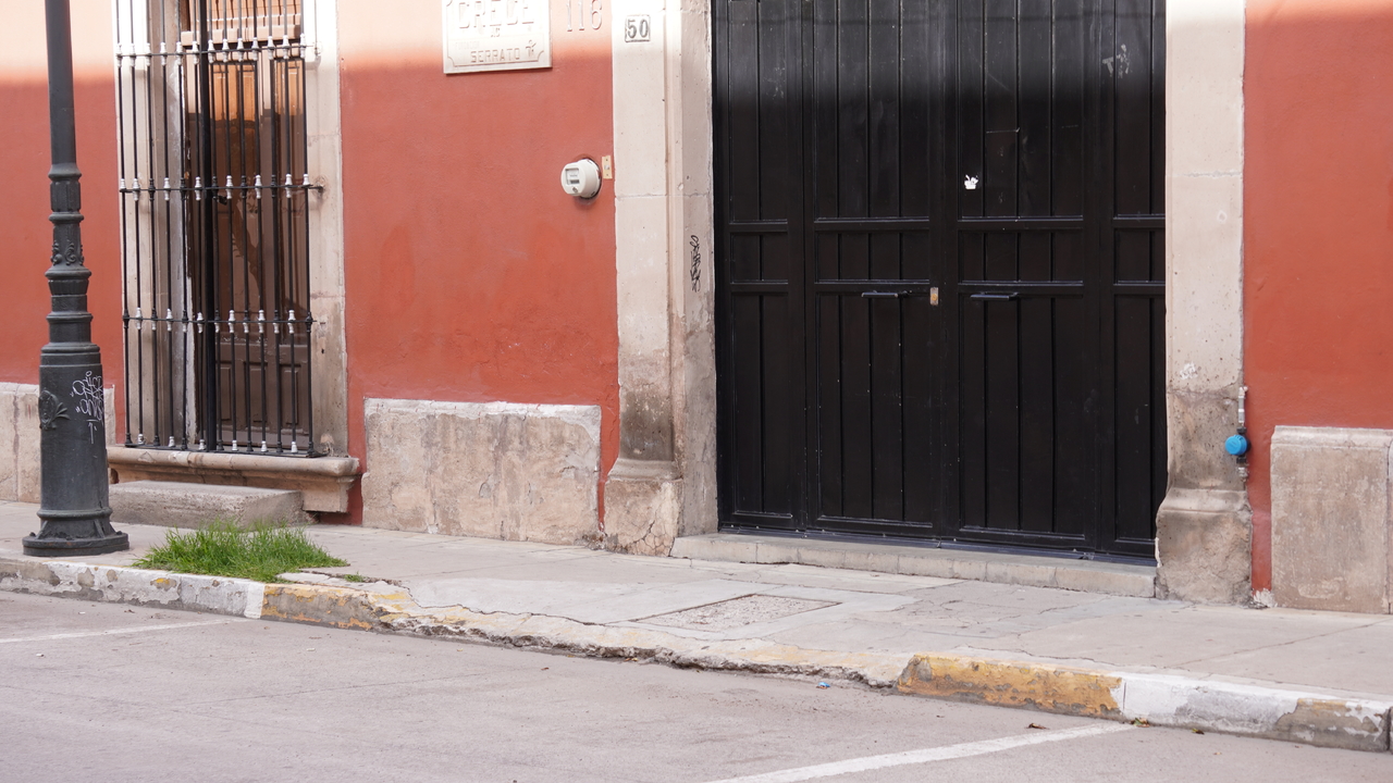 Accesibilidad. En el Centro Histórico, muchas rampas no cumplen con la pendiente ni el ancho reglamentario, y frecuentemente están obstruidas por mobiliario urbano o vehículos.