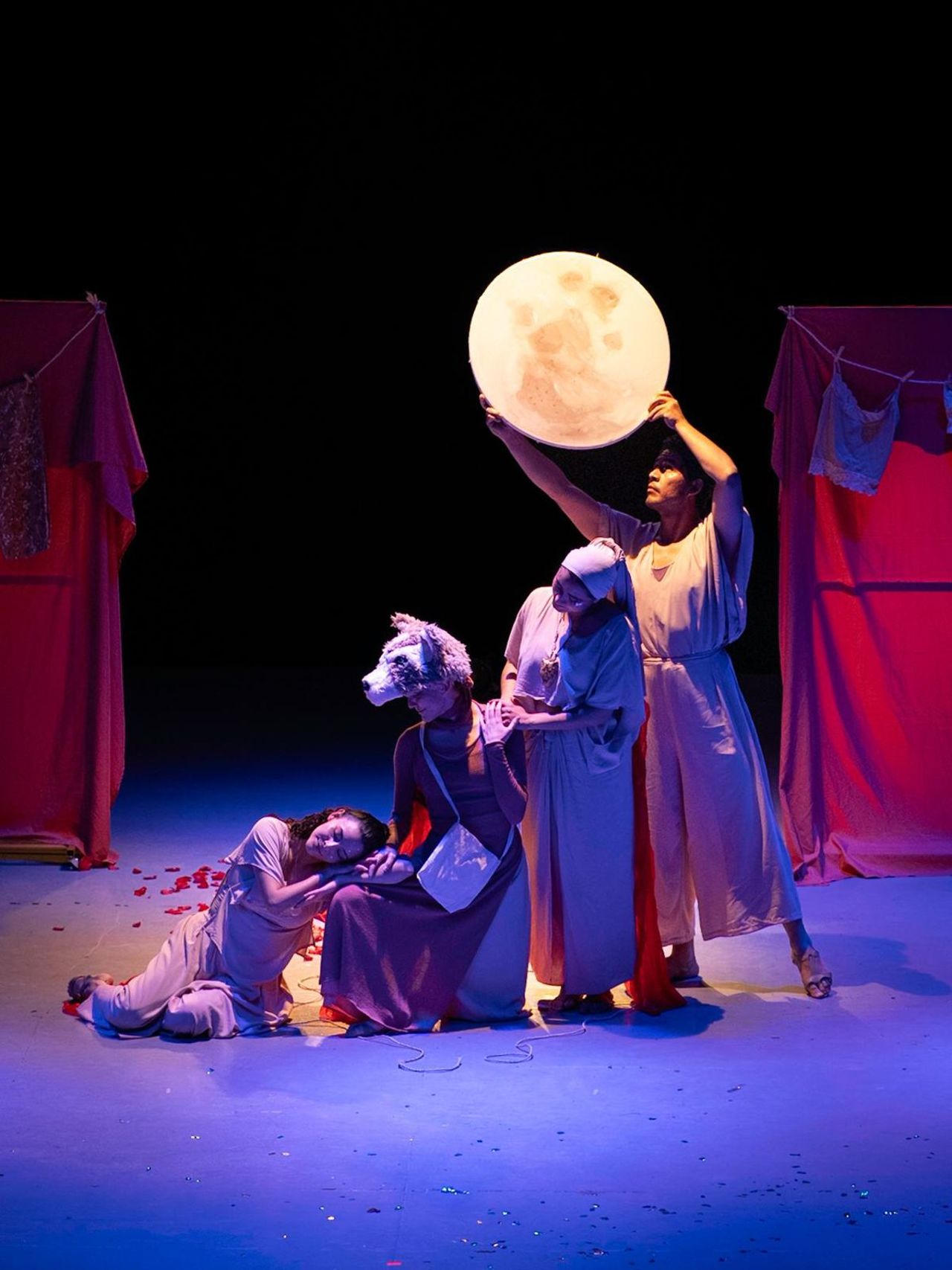 La puesta en escena combina danza, teatro y lenguaje poético para celebrar el cuerpo que cambia.