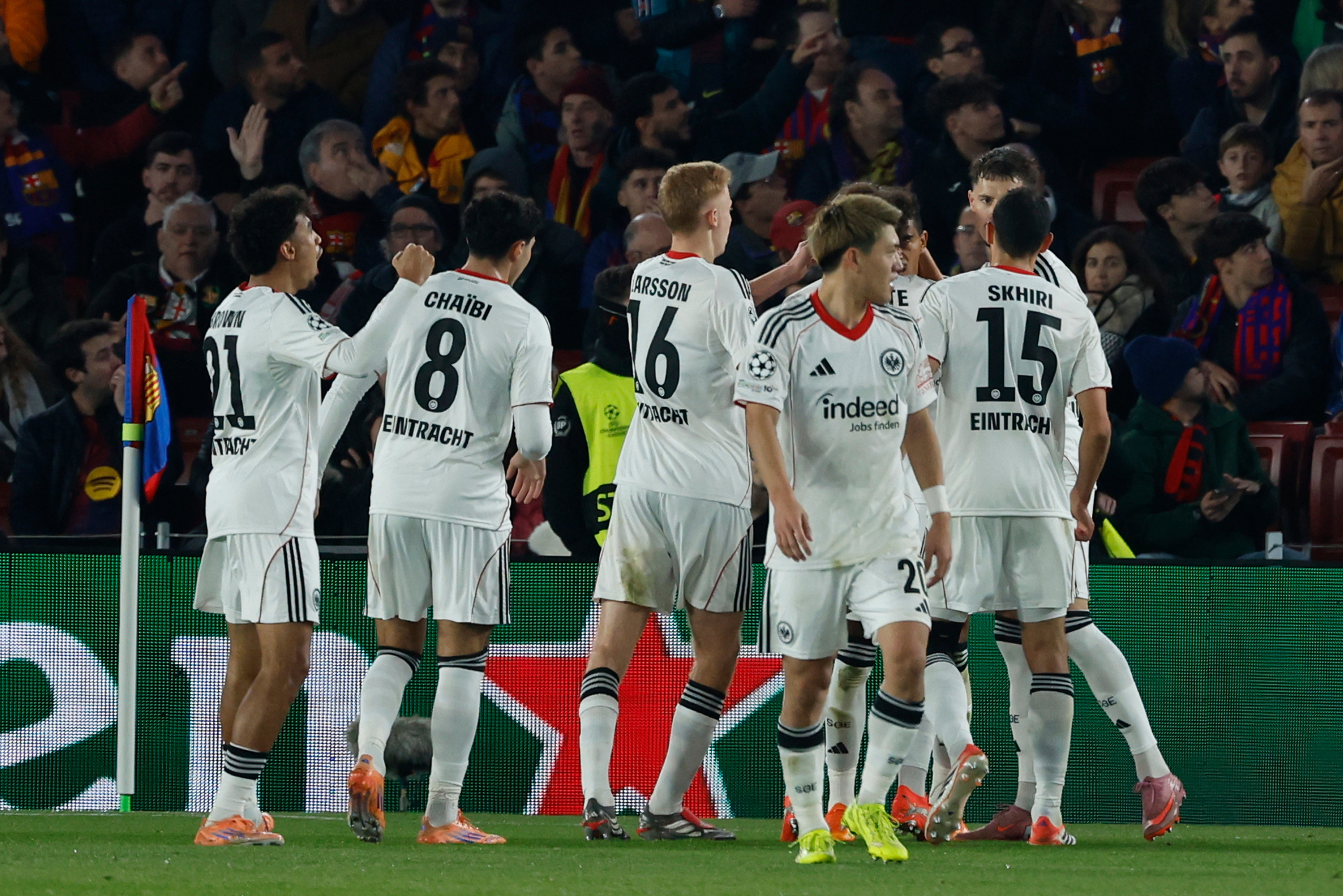El Frankfurt comenzó dominando a un Barcelona que no se encontraba bien parado entre líneas.