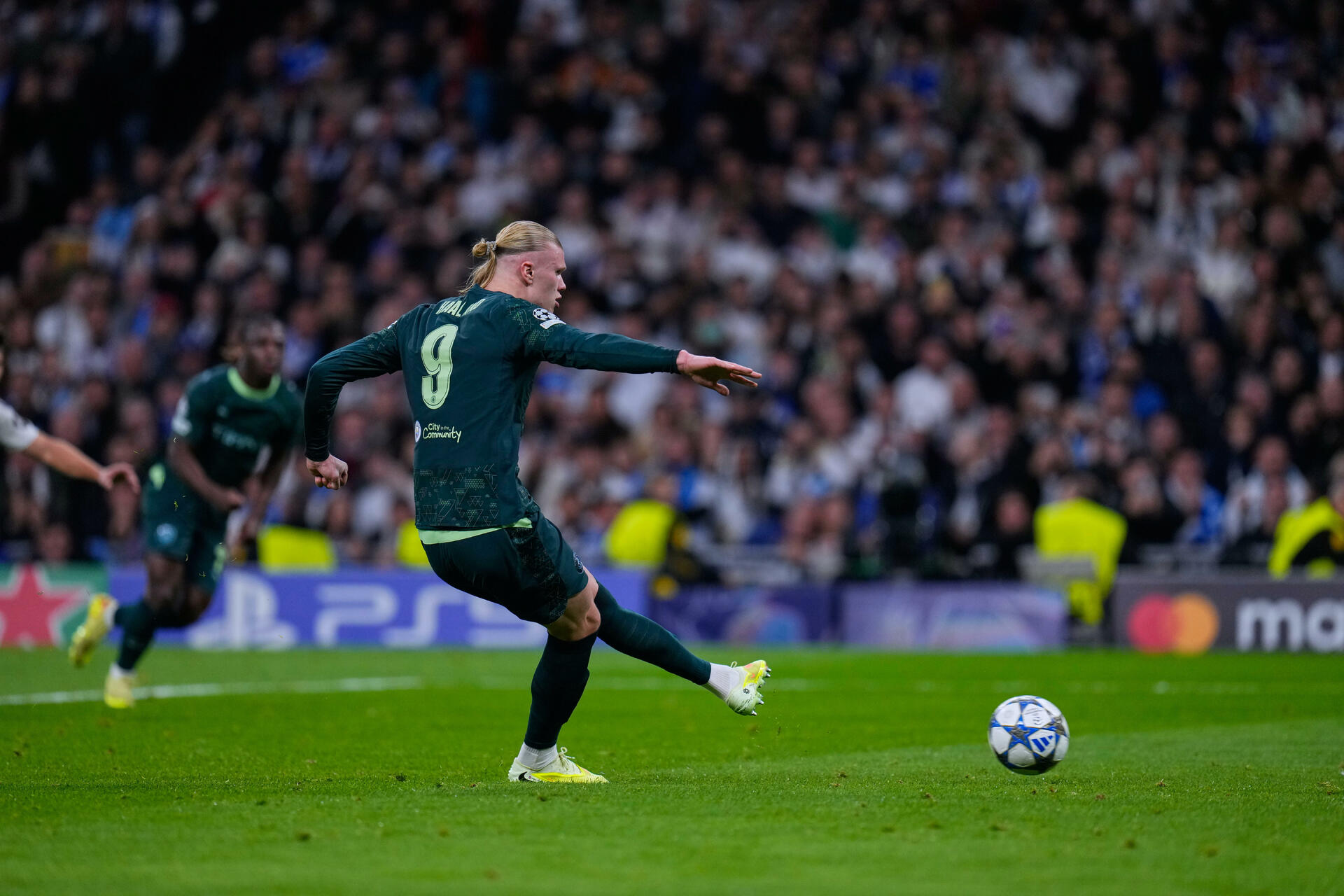 Erling Haaland, con una clase magistral, engañó a Courtois en la portería y selló el 2‑1 definitivo.