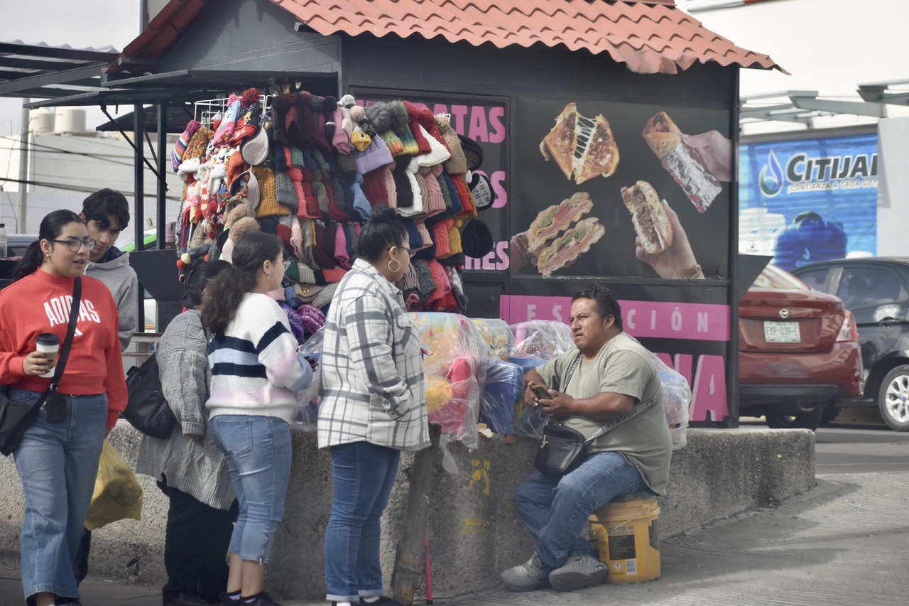 Adornos. Múltiples vendedores también ofertas cierta mercancía para los nacimientos pequeños de casa.