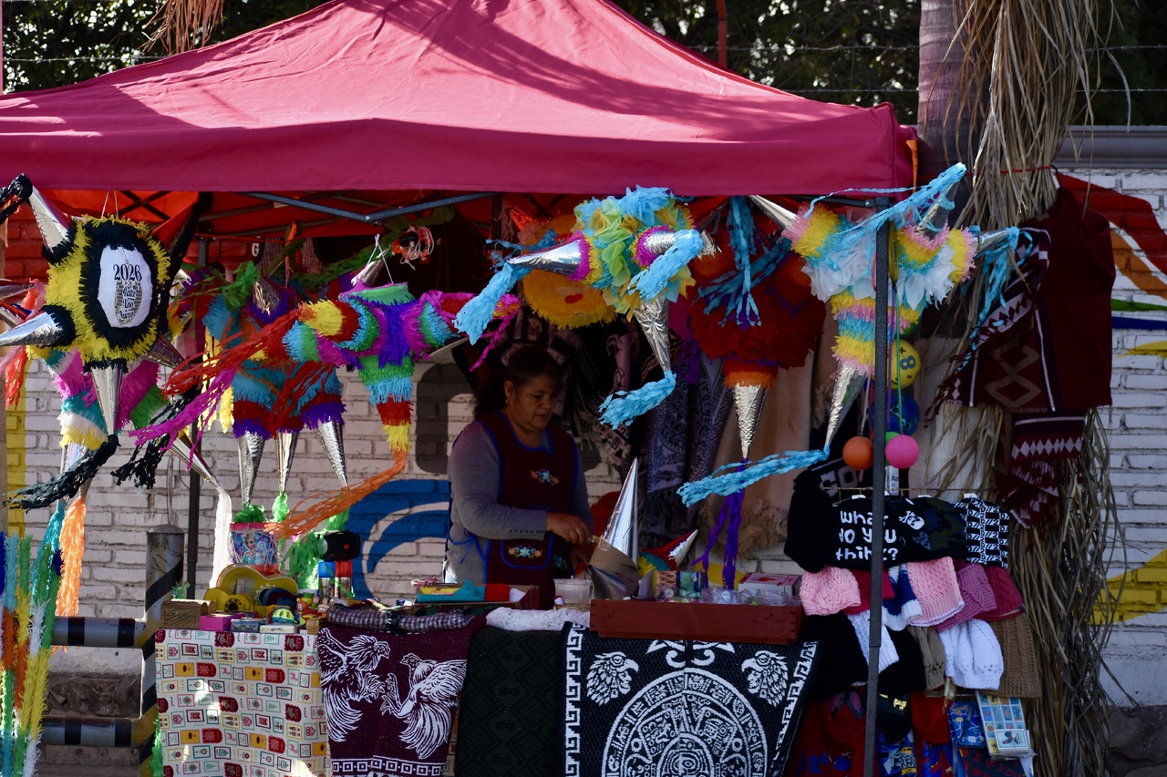De todo. Las y los comerciantes alrededor de toda la ciudad de Durango comienzan a sacar su mercancia de temporada decembrina con ofertas atractivas para poder vender.