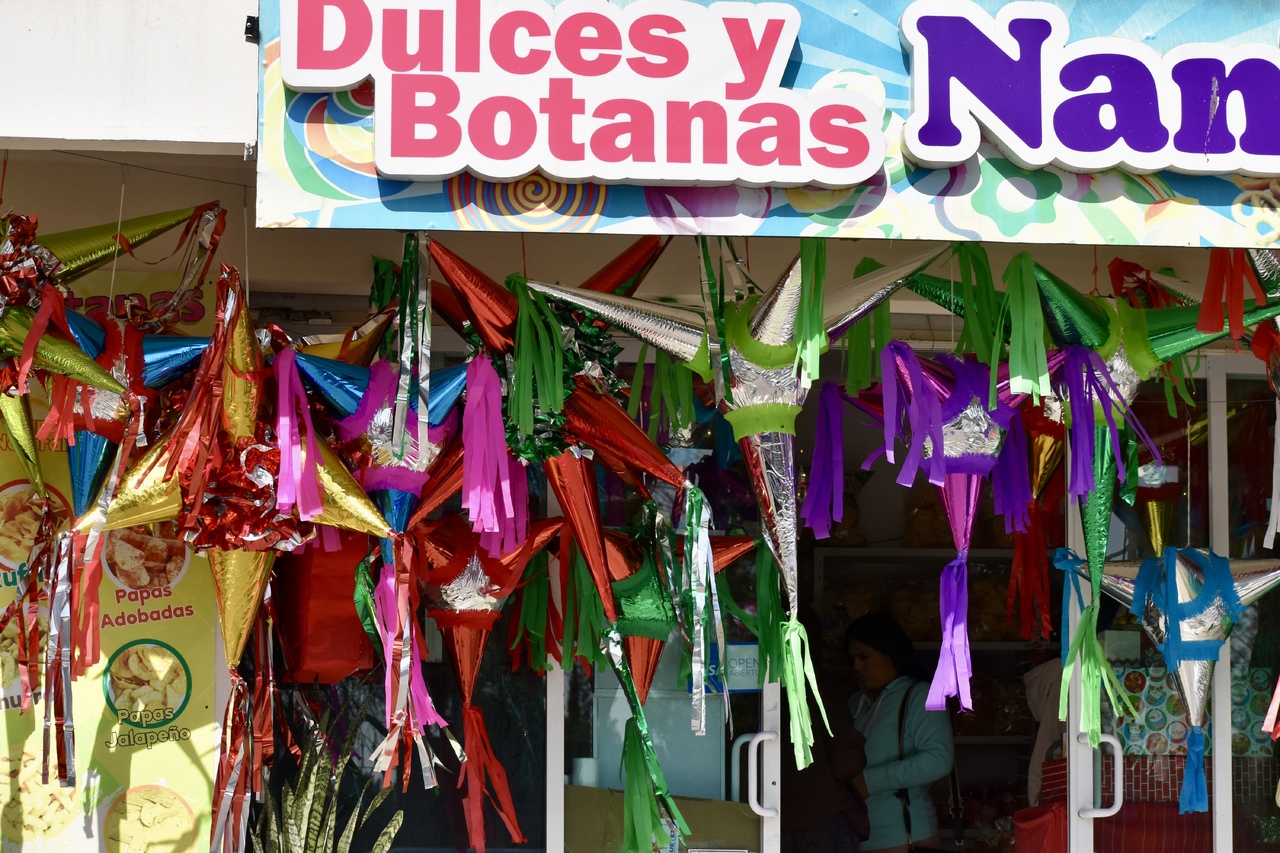 Piñatas. Las familias mexicanas acostumbran comprar piñatas para sus respectivas posadas decembrinas y para el fin de año.