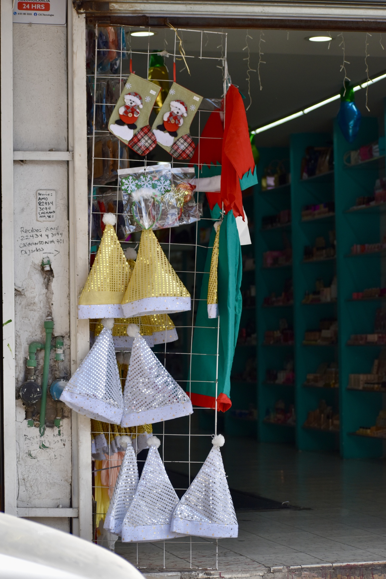 Remate. Artículos de Navidad como gorros, trajes de Santa y demás, comienzan a tener descuentos interesantes,