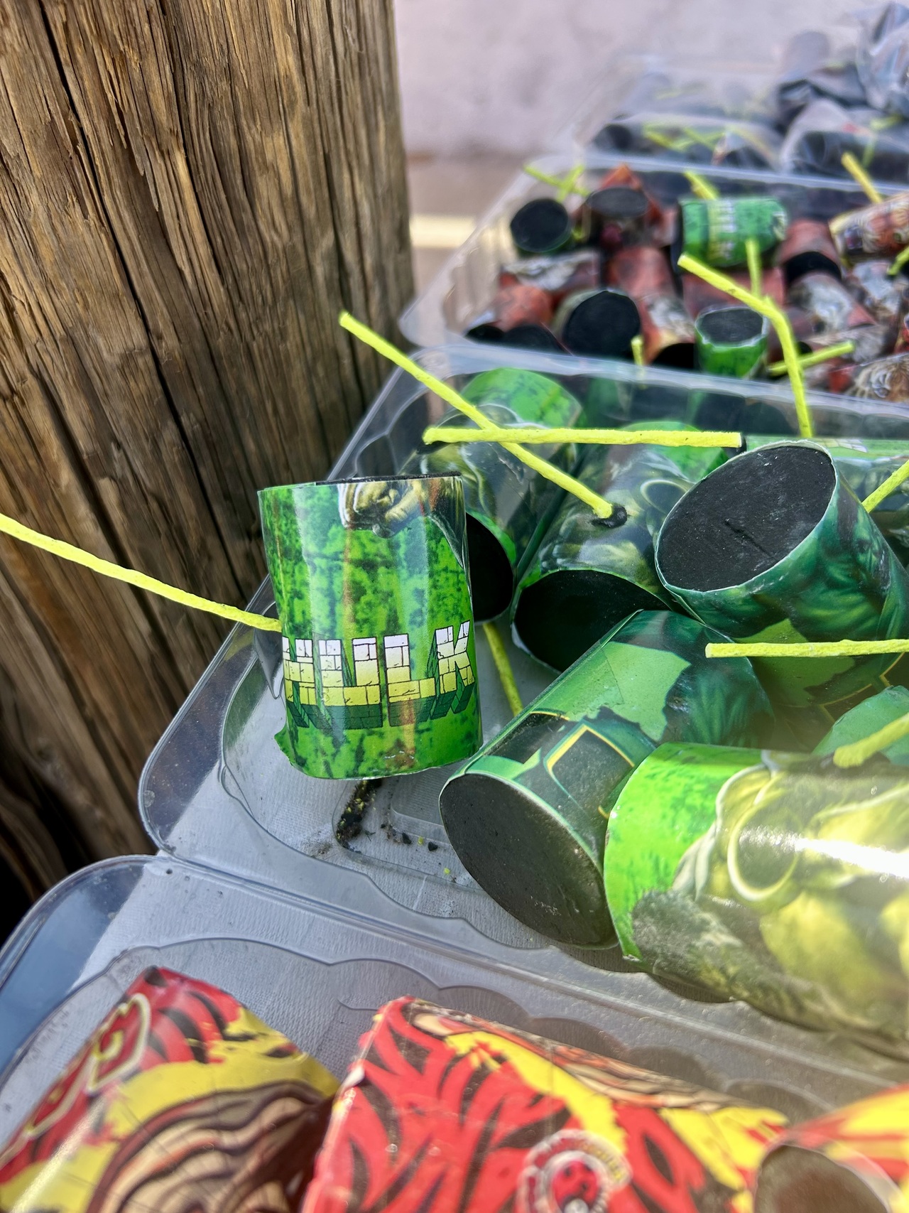 'Hulk'. Un fuego pirotécnico que como principal y única característica es el fuerte sonido que emite al quemarse la mecha.