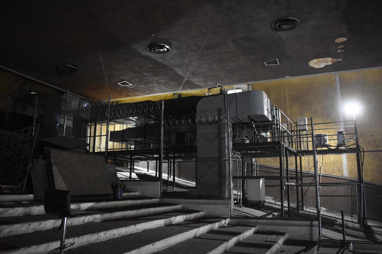 Almacen. Además del estacionamiento, en la parte de arriba del antiguo cine se encuentra una planta de energía.




