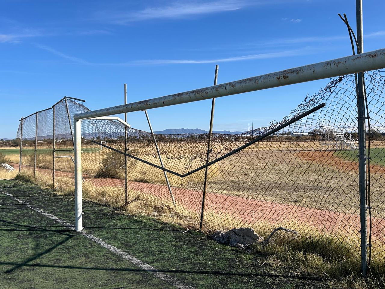 A nada de caerse. Lo que se supone evitaría que los balones se vuelen, ahora está incluso más abajo que la propia portería.