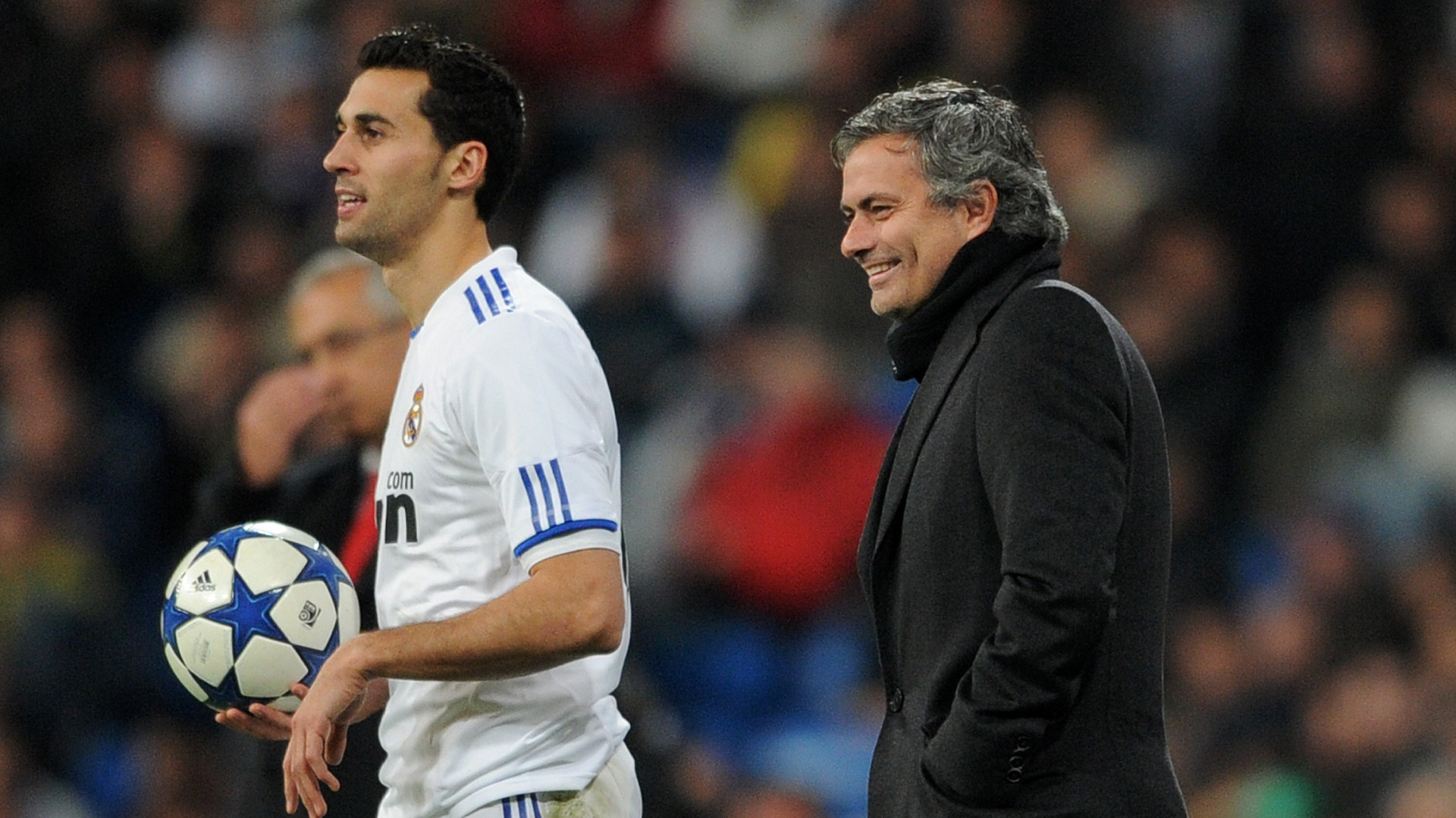 Mourinho y Arbeloa reavivan viejas jerarquías en un Benfica–Real Madrid que promete tensión desde el banquillo.