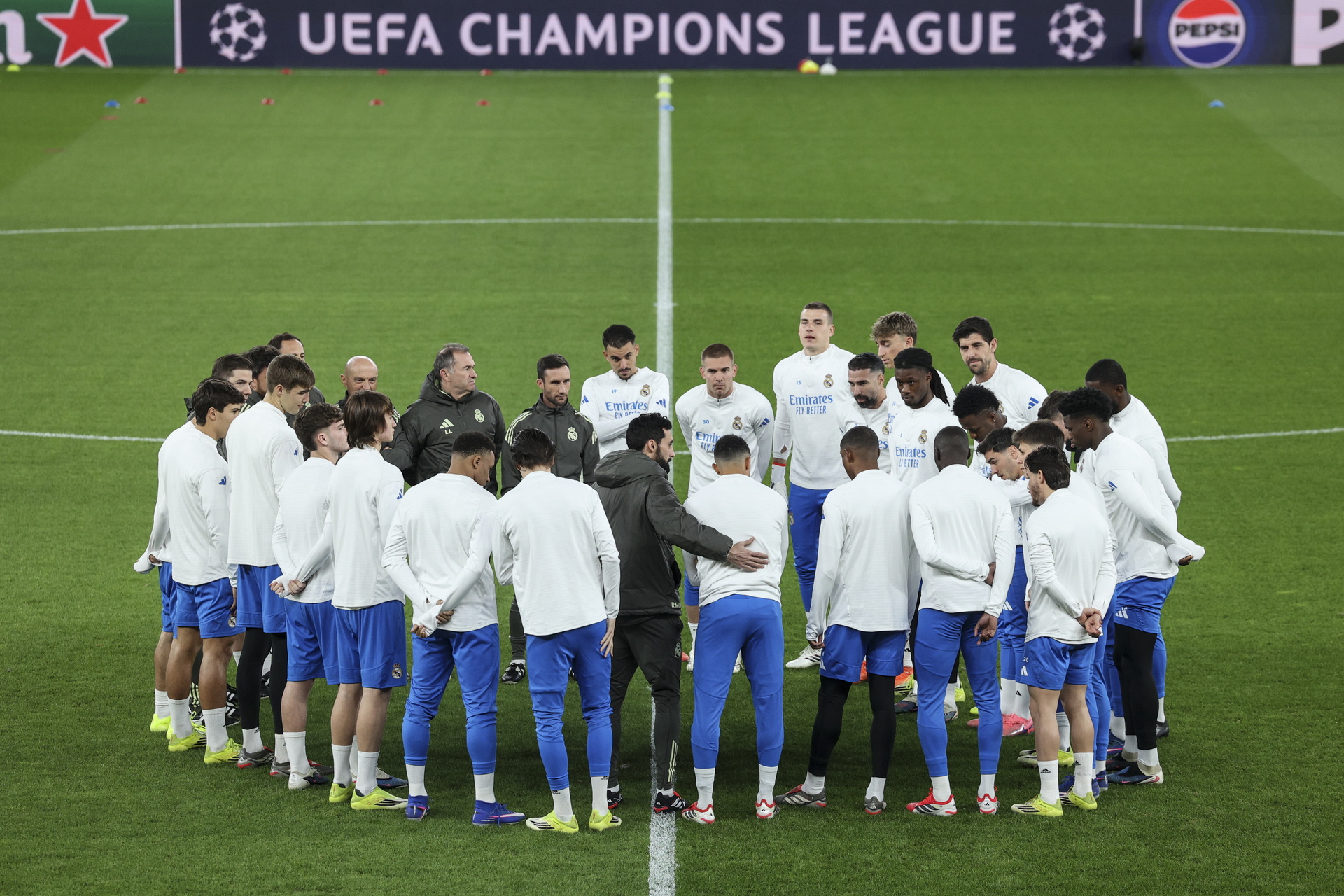 El conjunto de Álvaro Arbeloa encara la ida en Lisboa con un cuadro mermado por las bajas confirmadas de Jude Bellingham y Rodrygo, apostando por la cantera y el liderato ofensivo de Kylian Mbappé.