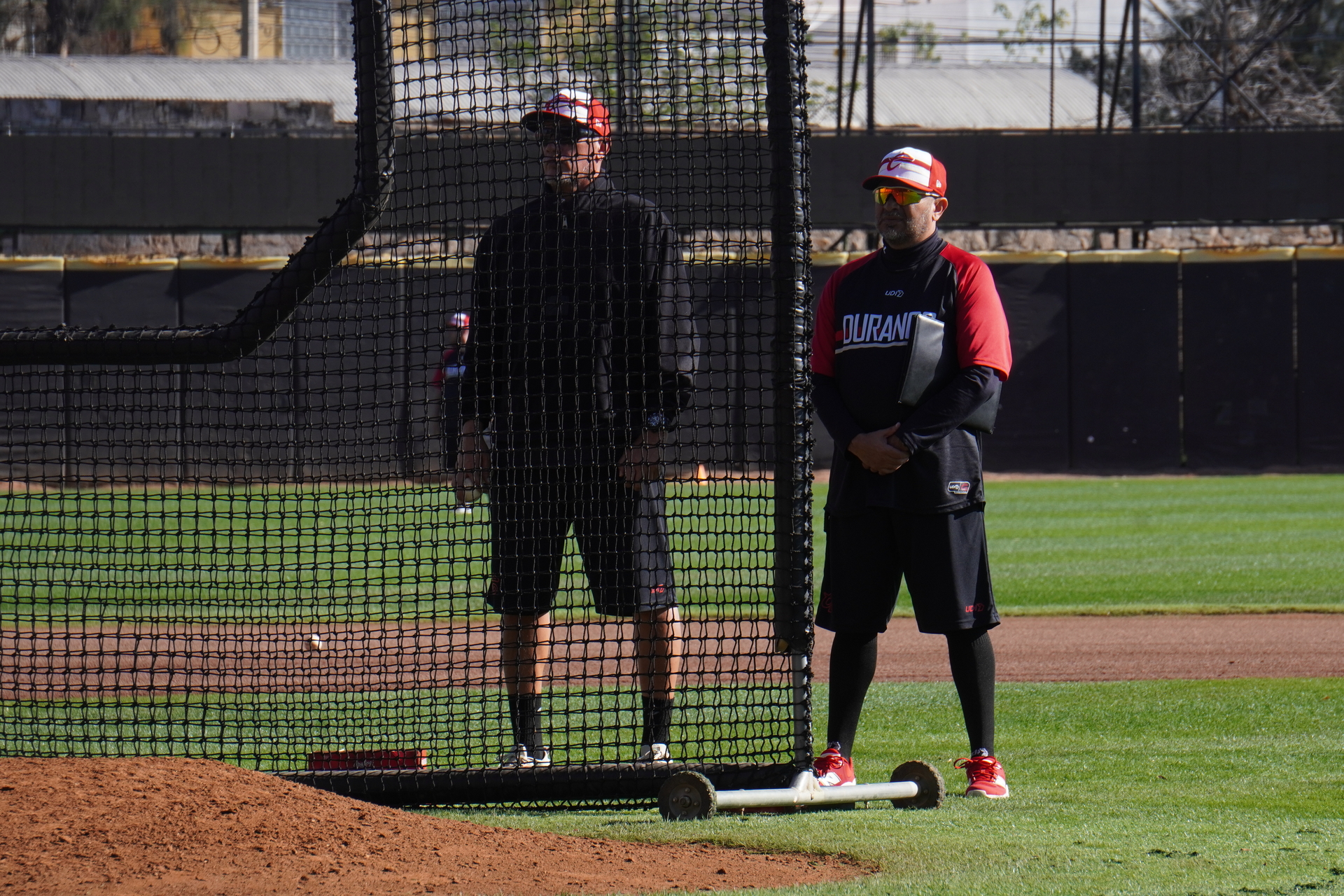 En su primera temporada al mando de Caliente, Óscar Robles busca imprimir orden, ritmo y sensaciones sólidas desde el diamante. Foto: Ricardo Hernandez / El Siglo de Durango