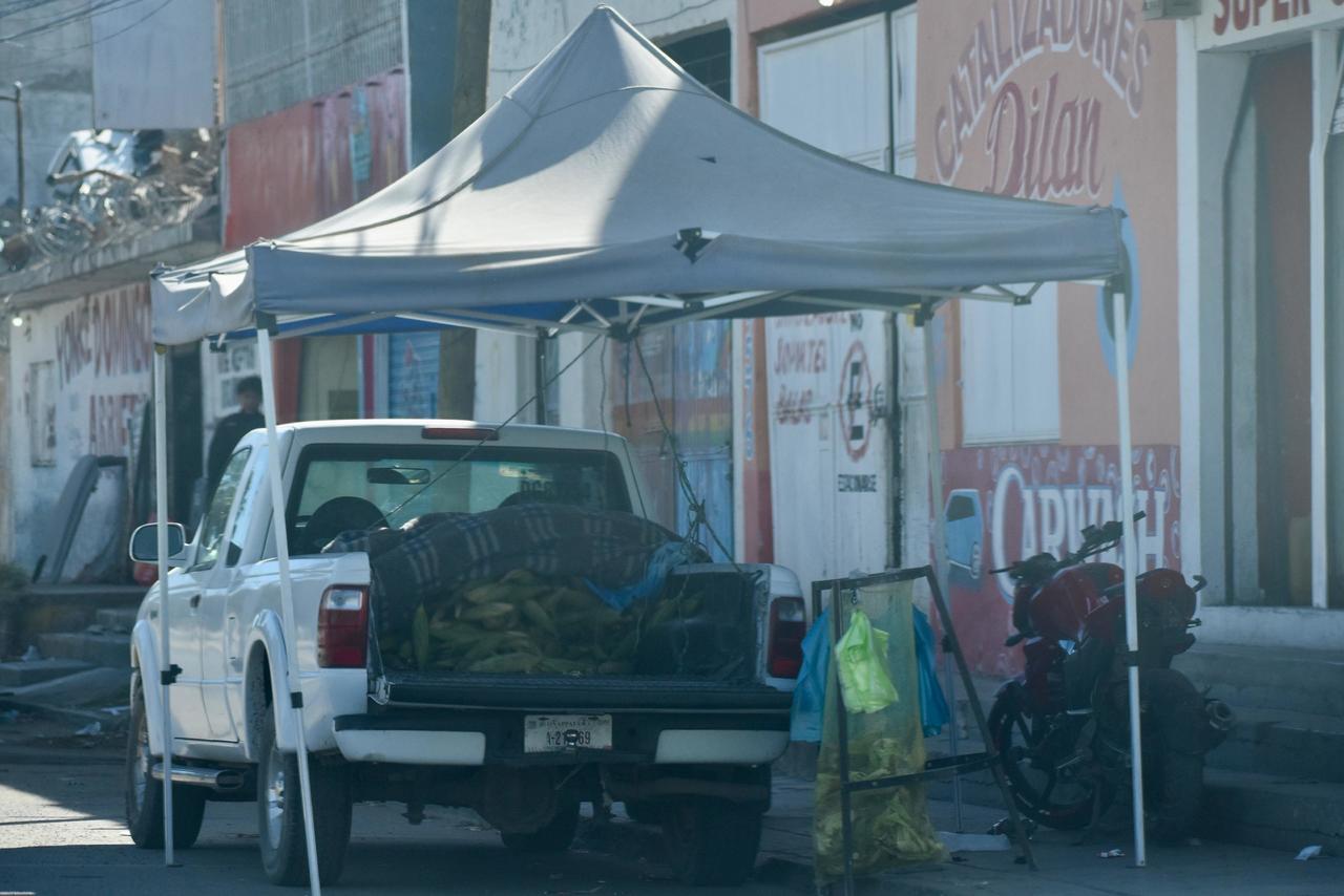 Servicio. Durante los semáforos en rojo, los vendedores ofertan su producto a los conductores que esperan la luz verde.