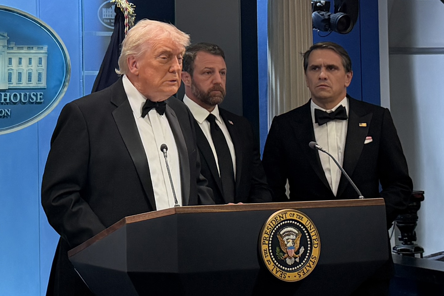 Trump, ileso tras incidente en evento