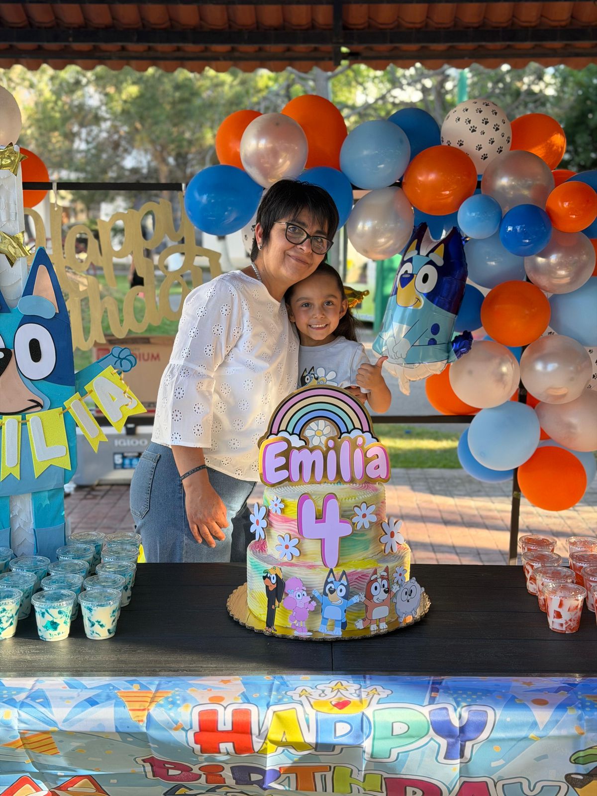 Emilia con su abuelita Marta Burciaga