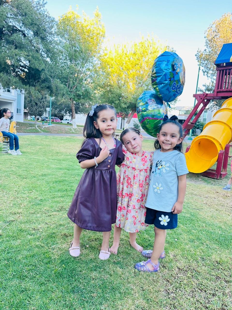 Emilia y sus amigas Abril y Valentina