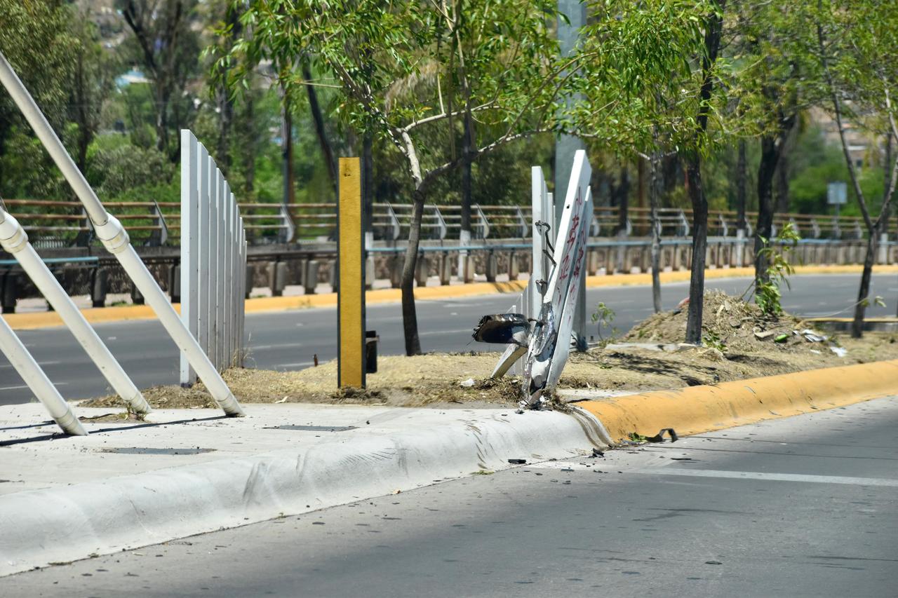 Visual. Alrededor de todas las calles de la capital se llegan a ver señaléticas y vallas dañadas por accidentes viales.
