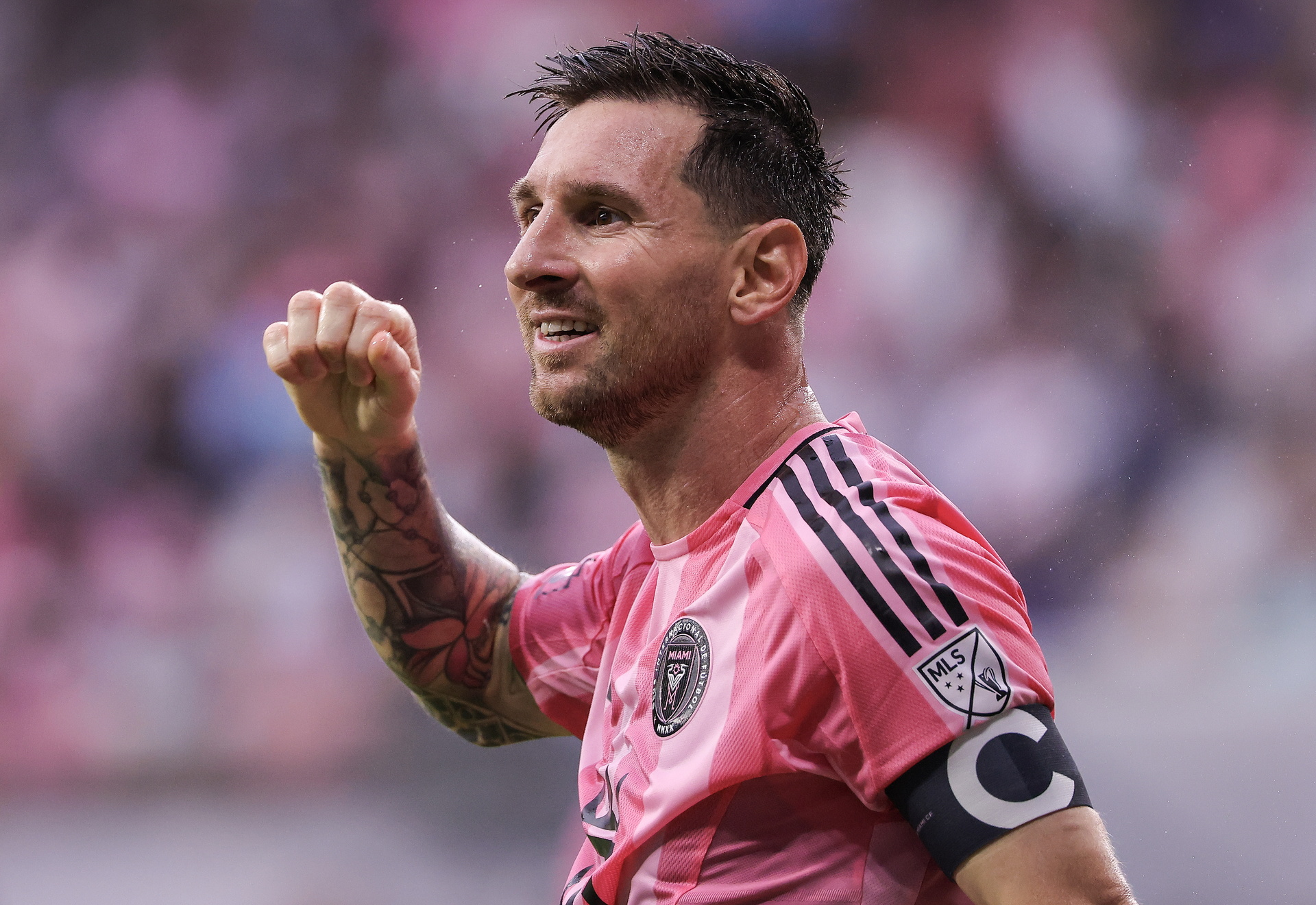 Respaldado por una camada de excelentes jugadores, Lionel Messi se hace presente como el estandarte albiceleste. Foto: EFE
