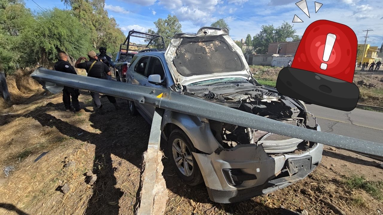Camioneta se impacta contra valla en el camino a Aquiles Serdán