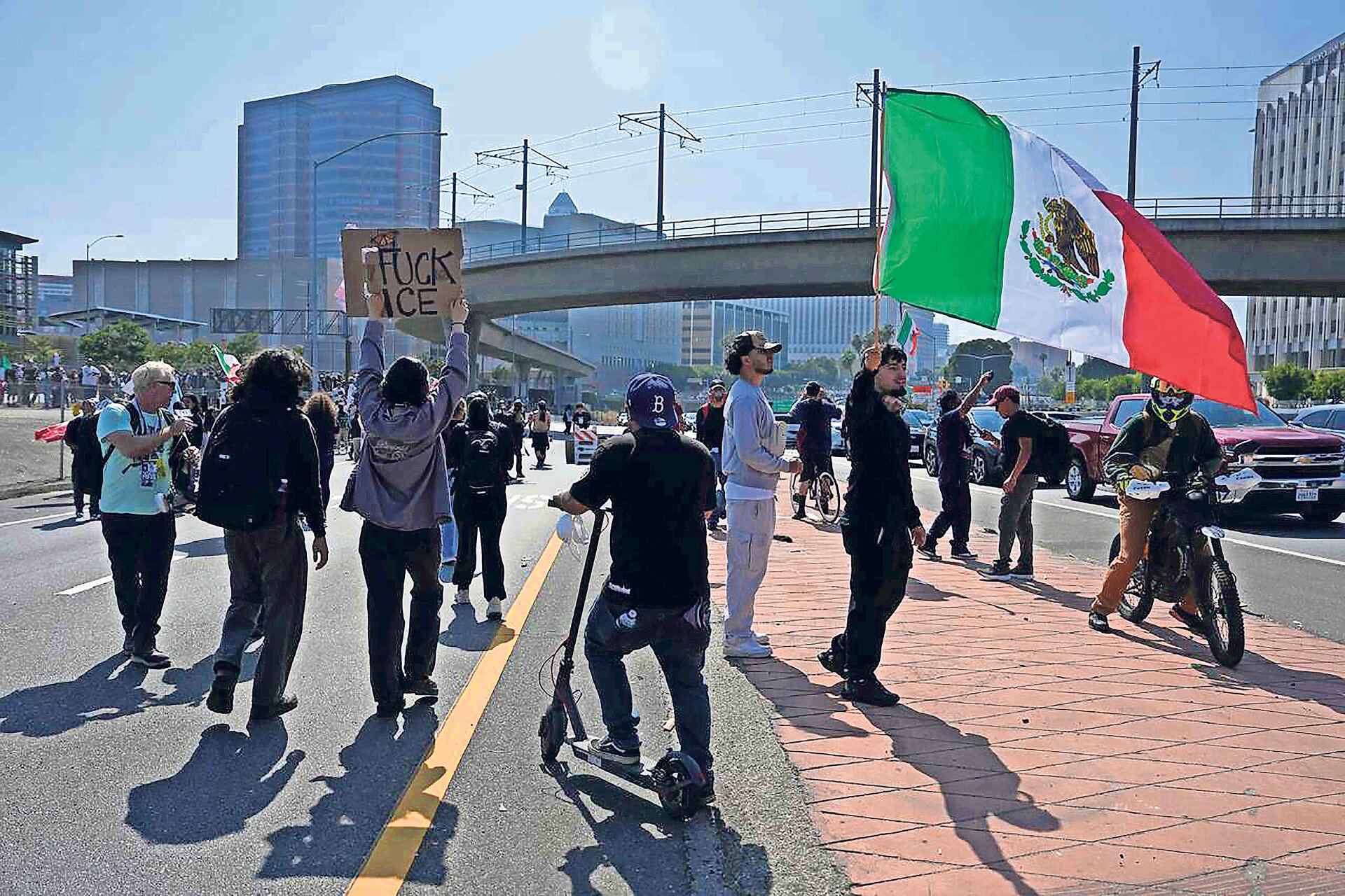 Llama EUA 'aliens' a los migrantes