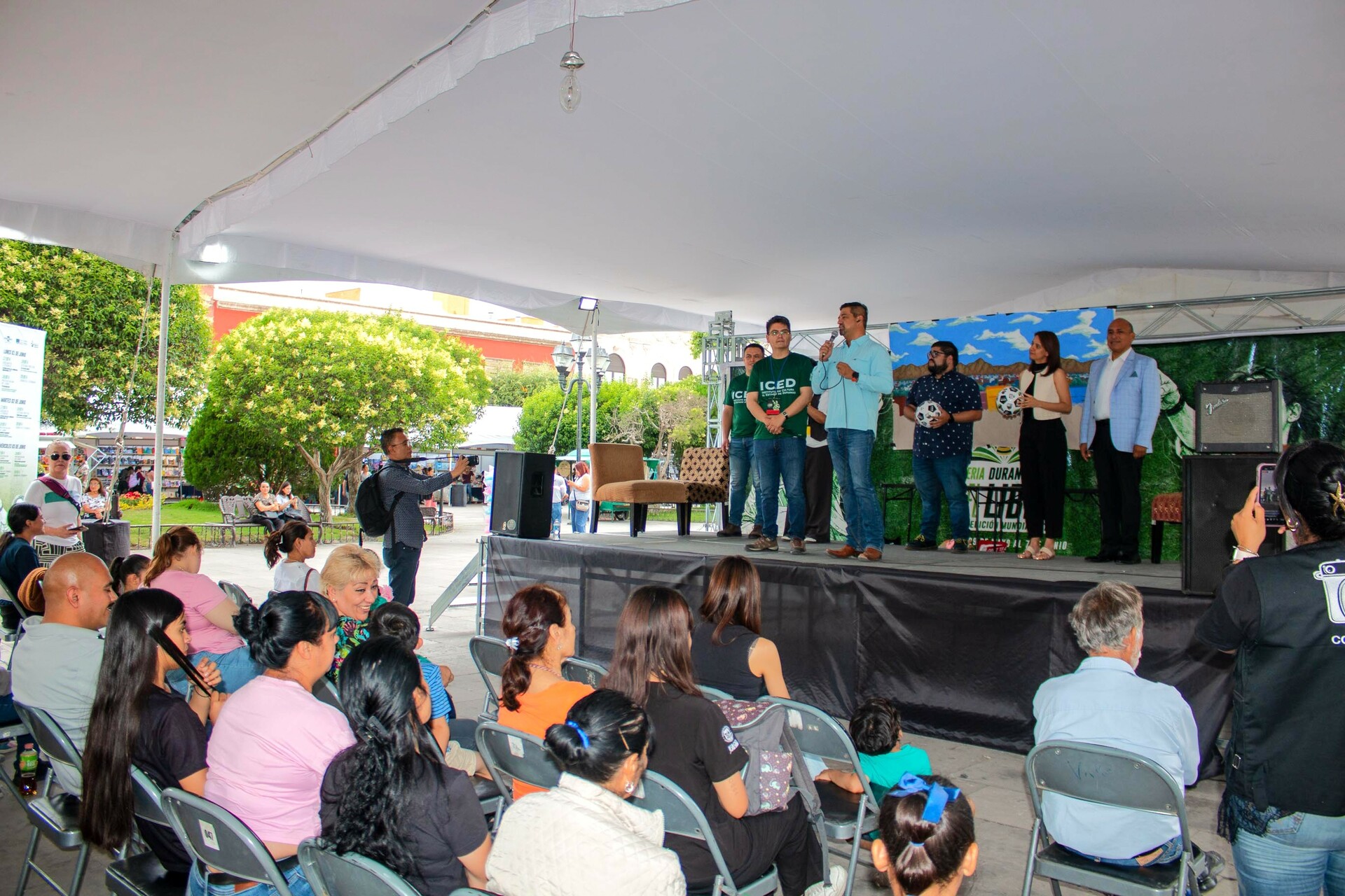 El corazón de la ciudad registró una importante afluencia de lectores, estudiantes y familias que se dieron cita en el primer fin de semana de la fiesta de las letras