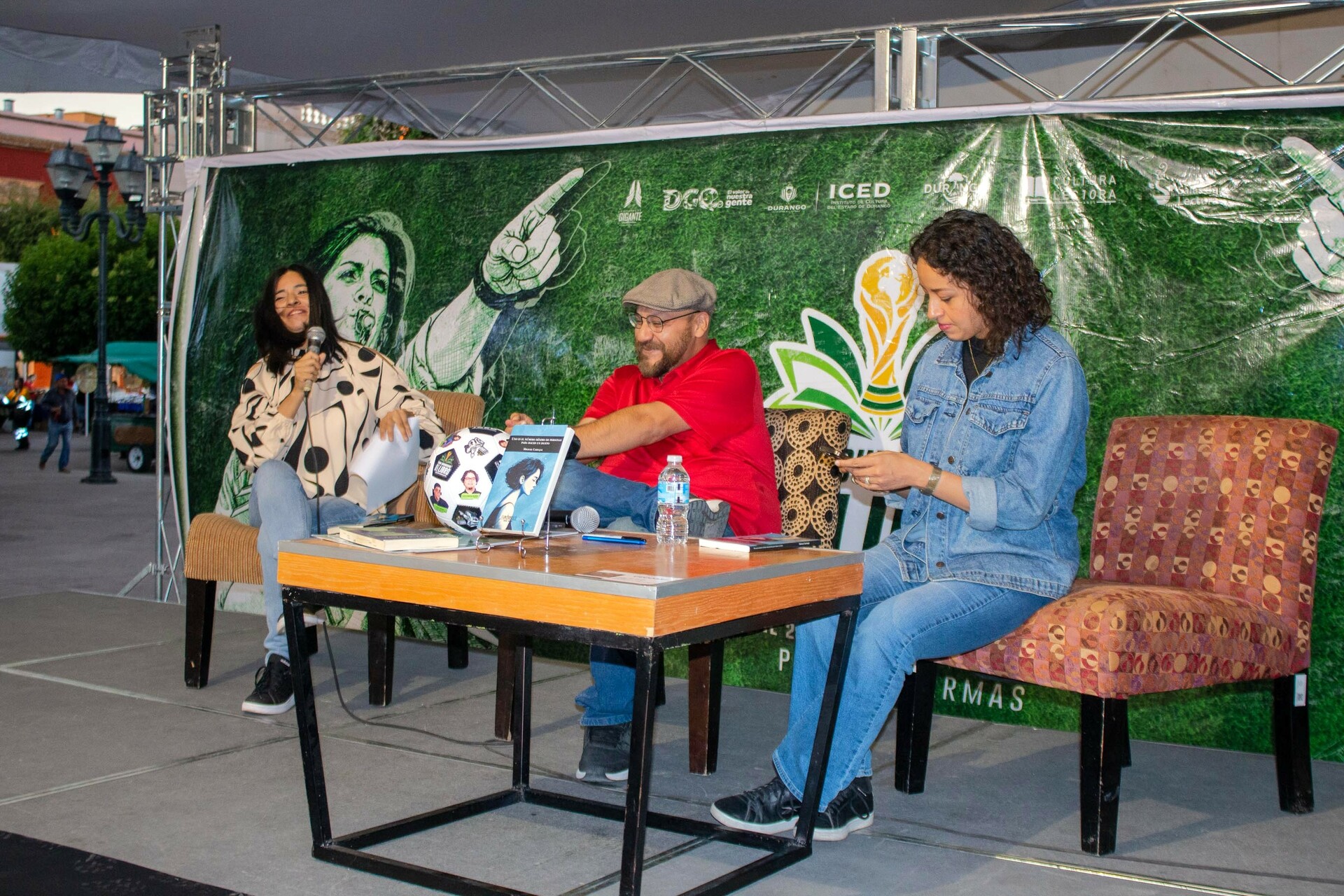 El autor Mikhail Carbajal dialogó con el público duranguense durante la presentación de su reciente obra literaria.