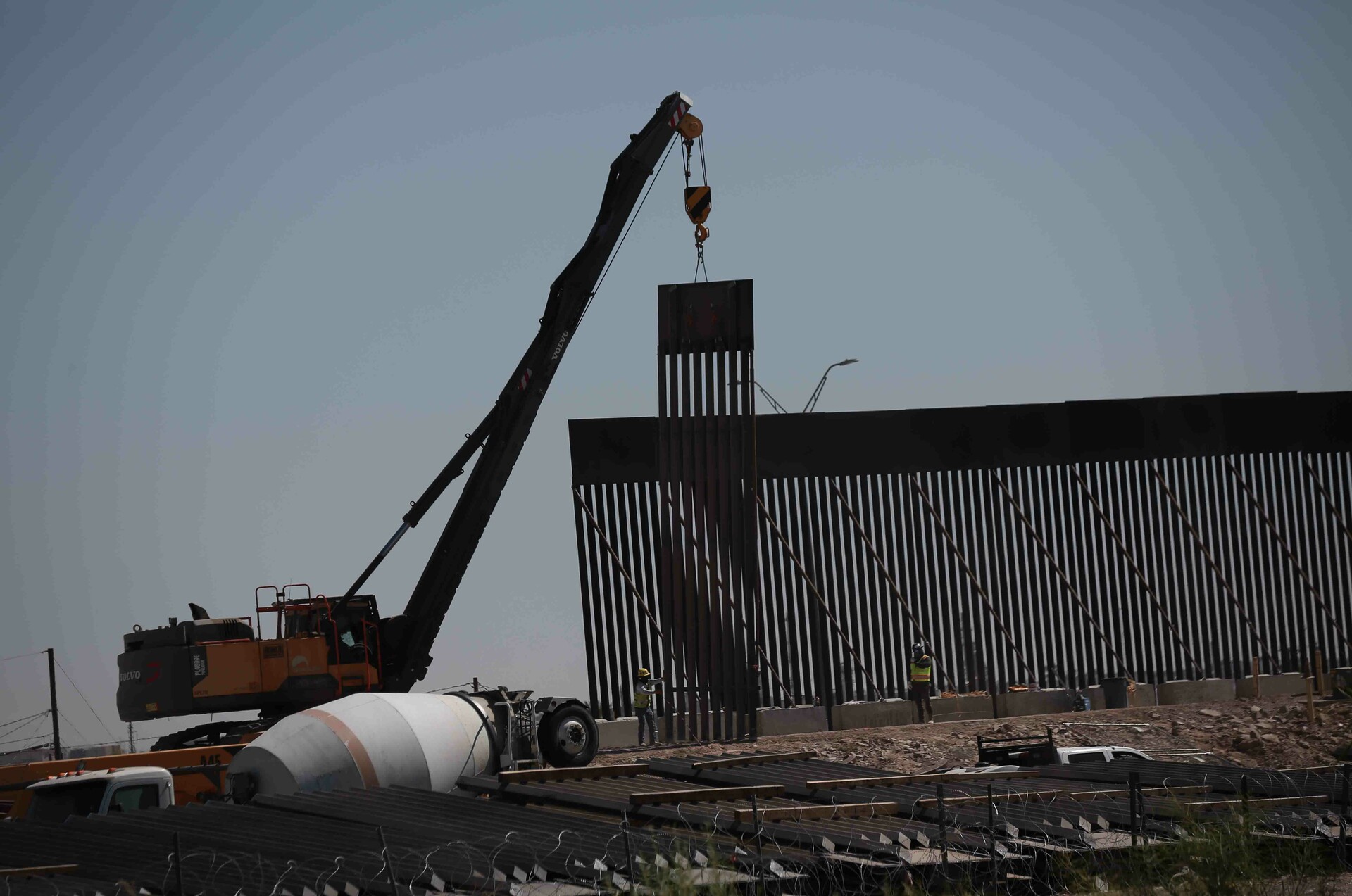 Trump asegura en un mitin en Kentucky que México ha pagado el muro fronterizo con aranceles