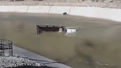 Camioneta es arrastrada por canal de riego en Lerdo; difunden video del momento